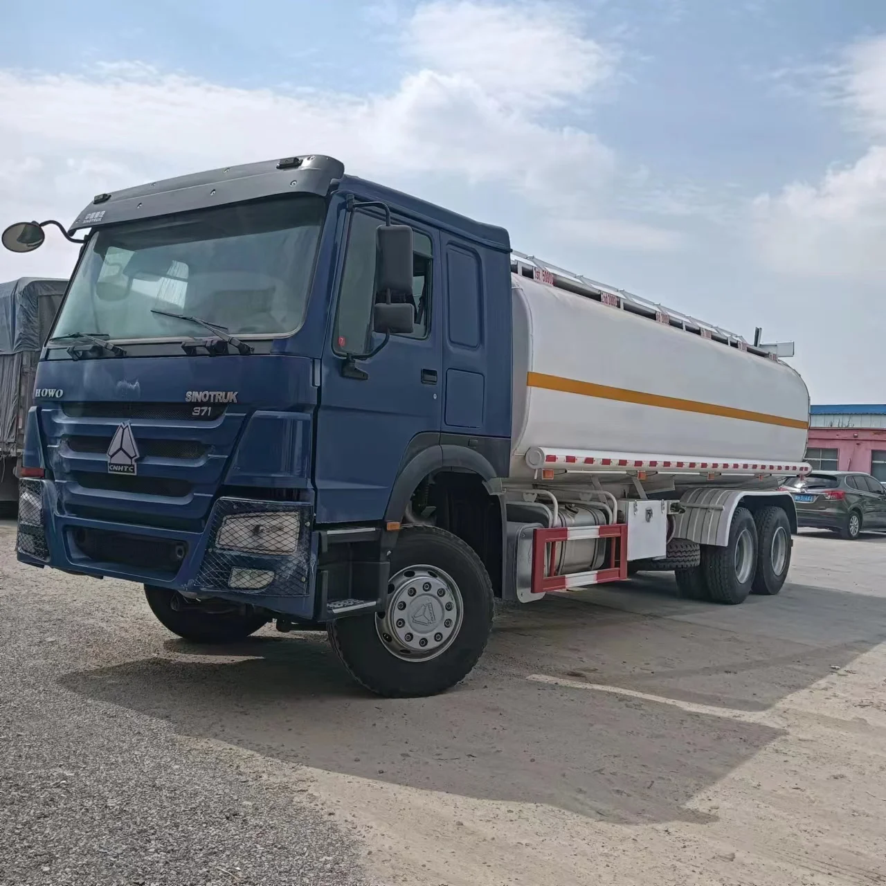 Export second-hand Haowo 10 wheeled diesel gasoline transport vehicle with aluminum alloy tank body and brand new tires
