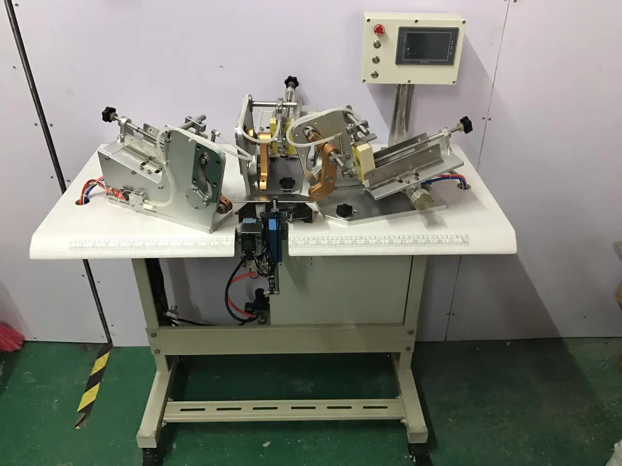 FM-703S Auto feeding label tagging machine