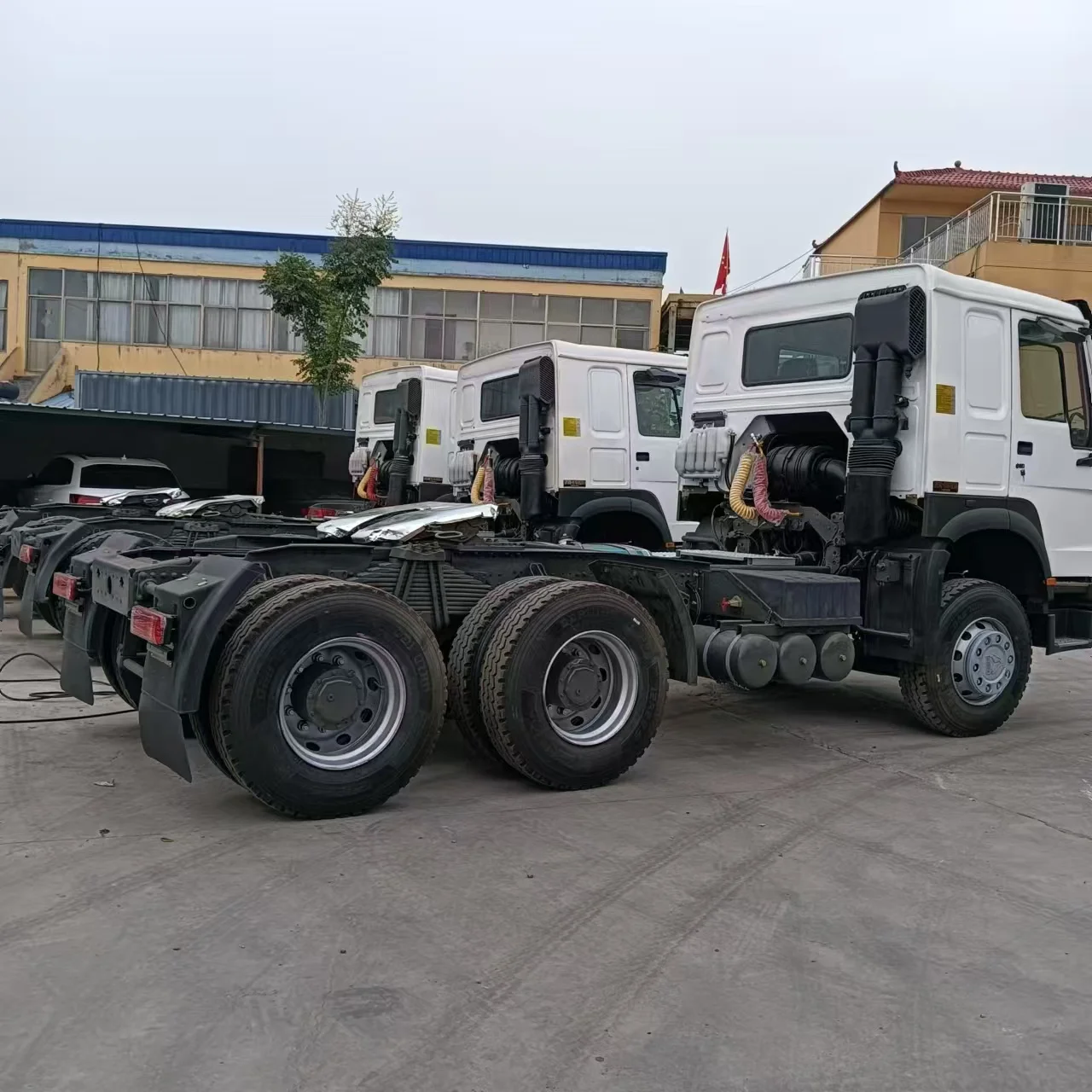 Used China National Heavy Duty Truck 6X4 tractor exported to Africa semi-trailer trailer with 371-375 hp