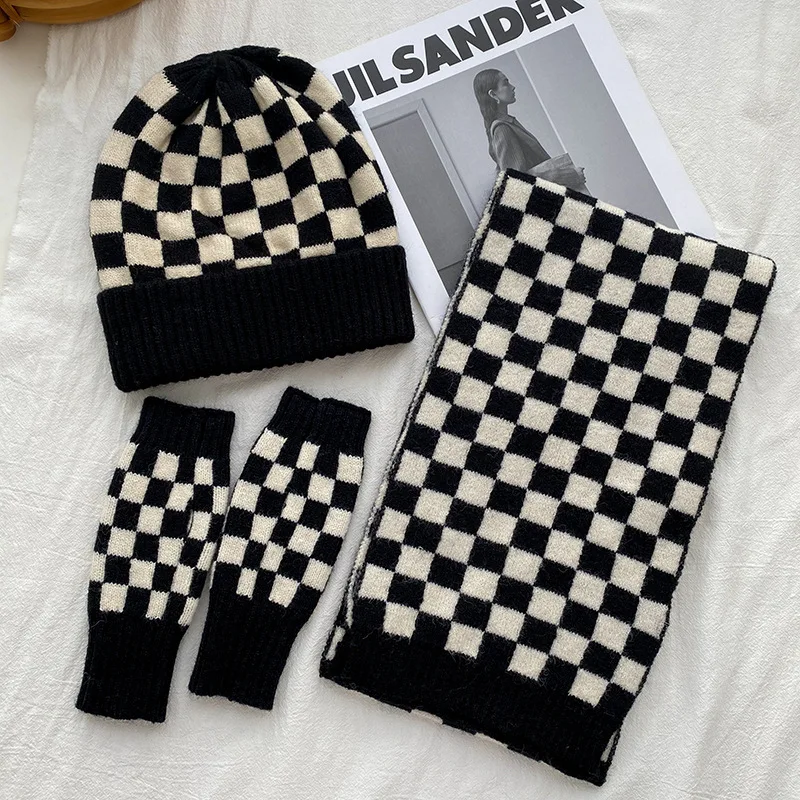 Japanese chessboard Grass green woolen hat minority knitted gloves Set