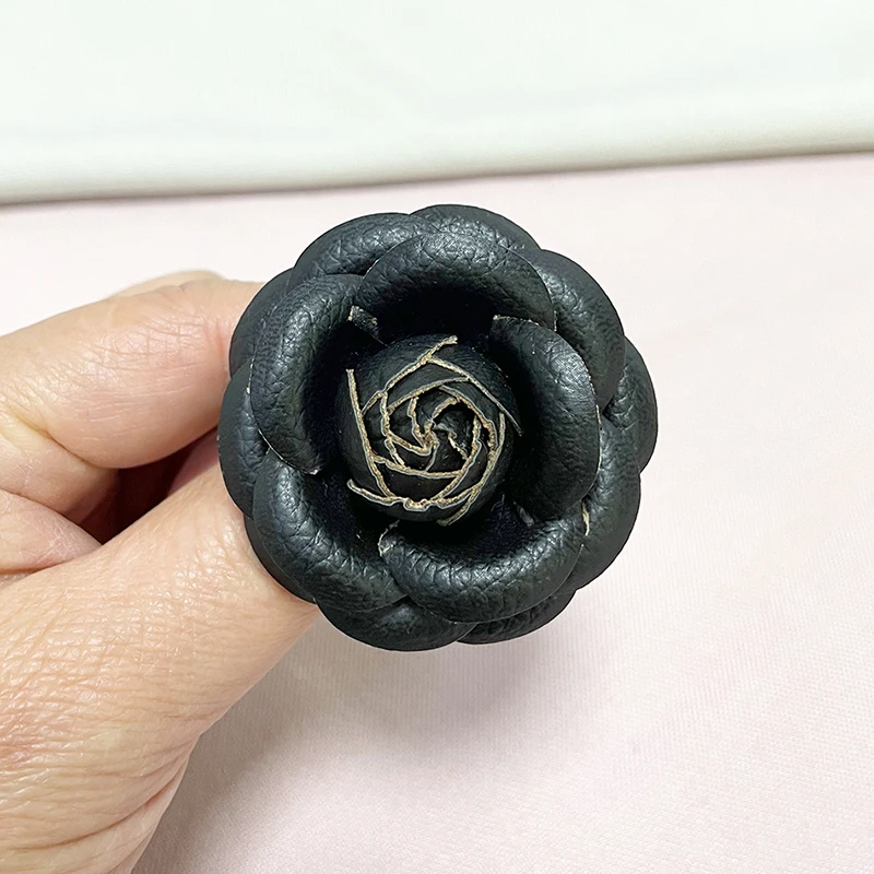 Hepound 5.5cm High end leather PU gold camellia brooches Double C classic retro flower accessory brooce pins wholesale
