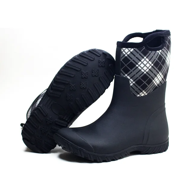 Outdoor insulated adults rain boots neoprene seamless rubber boots with comfortable foot bed for farm work .