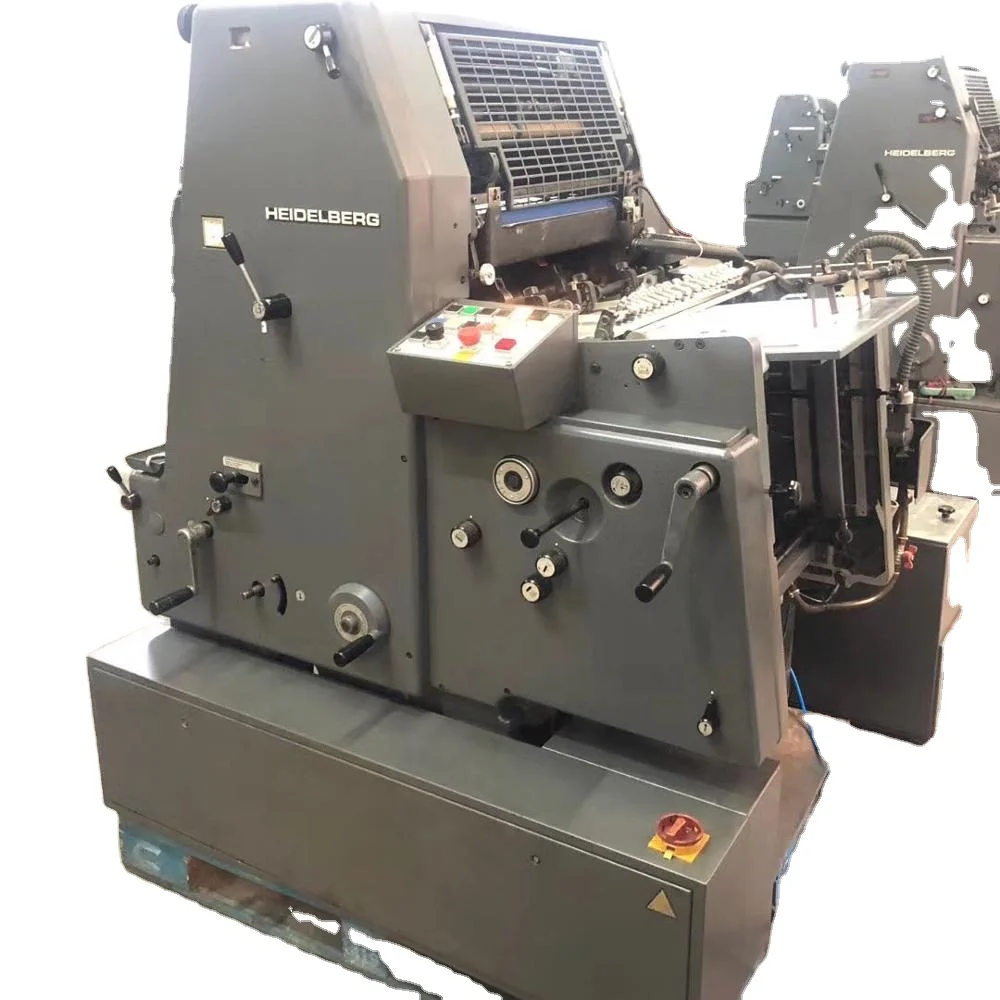 Отпечаток офсетного четырехцветного на бумаге отображается и свободный