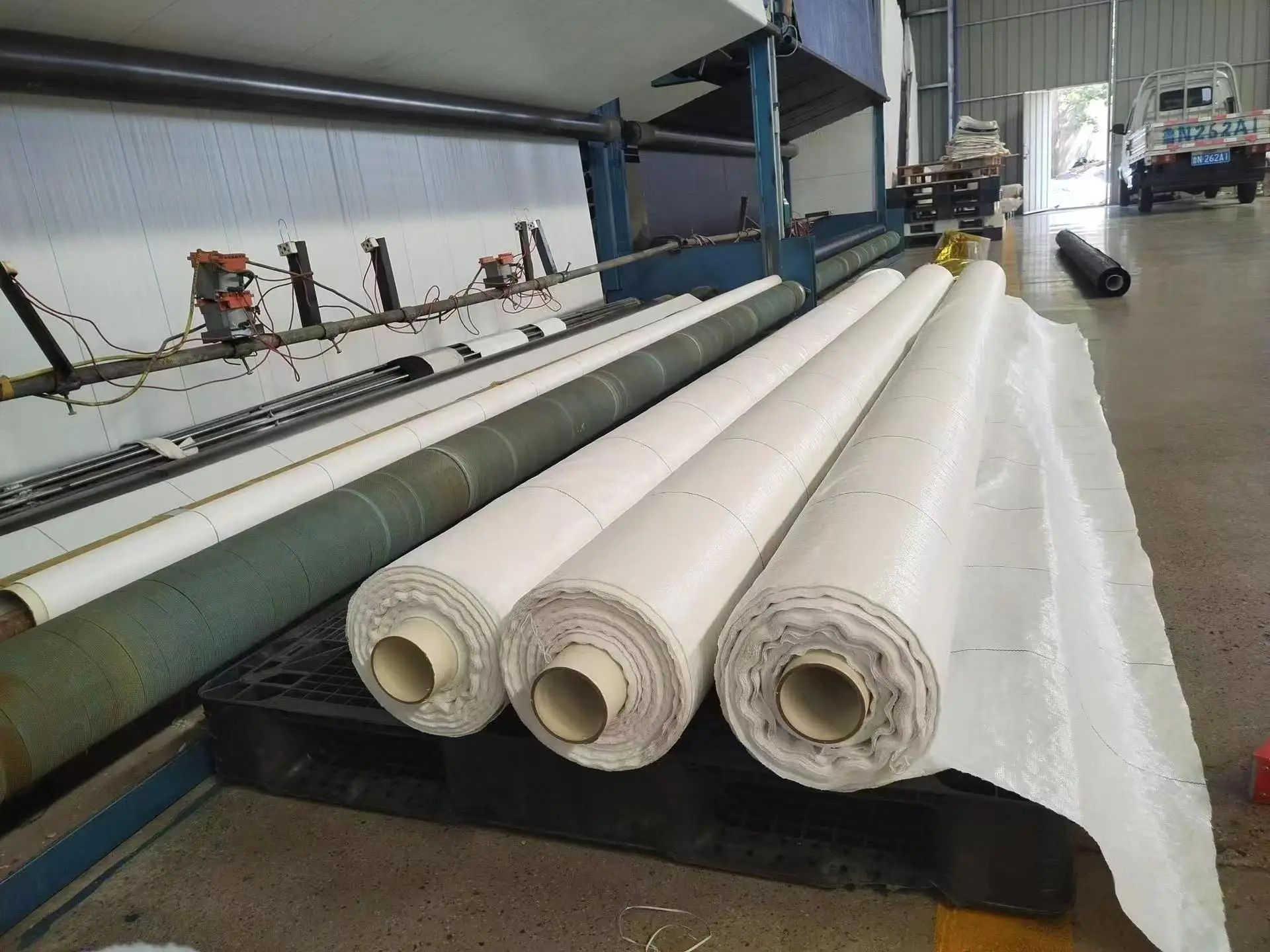 As customized Perforable and Sliceable Hot Sell Weed Mat PE Plastic Weed White Mat Fabric Cloth Weed Barrier   Ground Cover