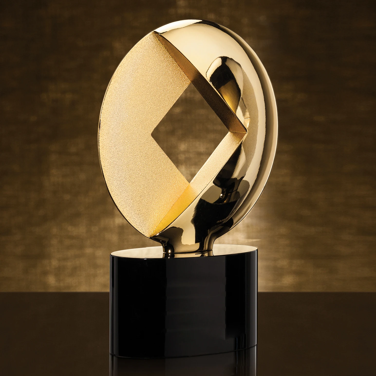 High Quality Customized Shape Gold Silver Metal Circle Business Gift With Black Crystal Base Custom Logo Trophy Awards