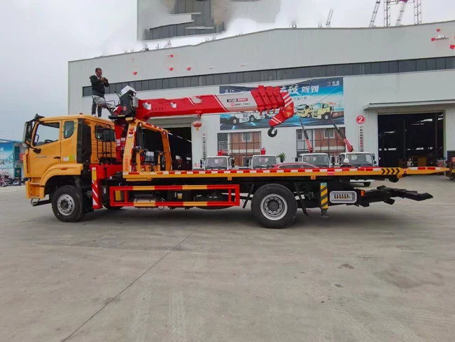 Customized HOWO 4x2 6 Meters Tow Trucks Wrecker Truck with 8 Tons Crane for Car Accidents