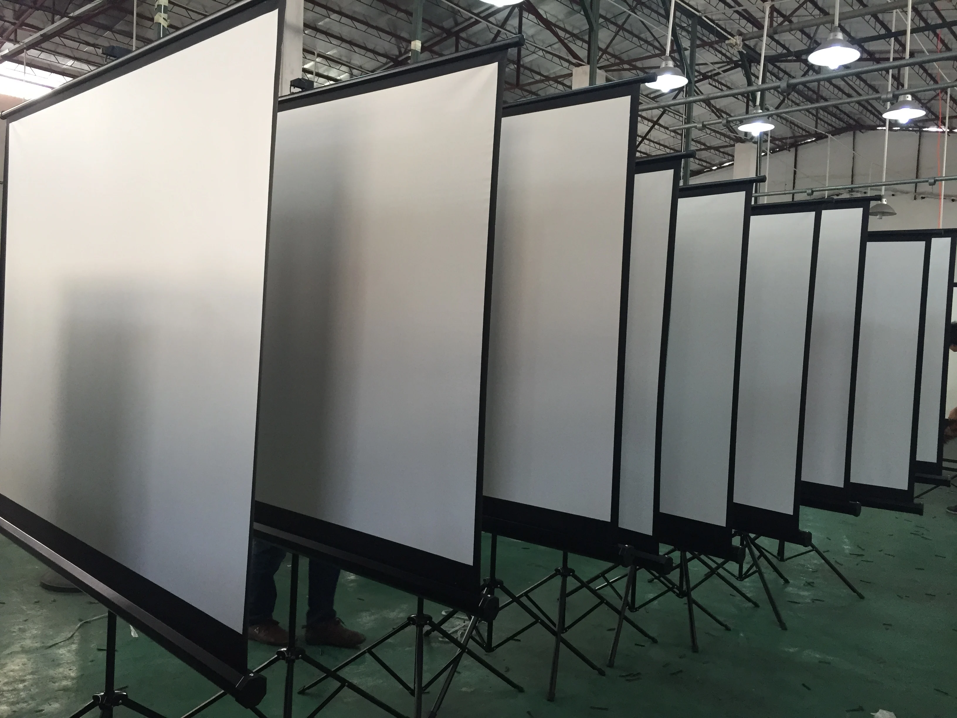 China Wholesaler Price Matte White Office Use Outdoor Cinema Projector Screen Tripod Stand Projector Screen