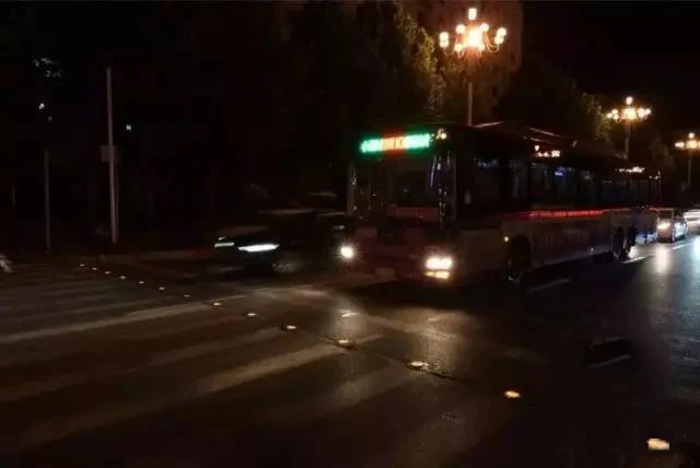 Durable Embedded Cat Eye Reflector Aluminum Ip68 Traffic Warning Road Marker Safety Signs Products Solar Road Stud