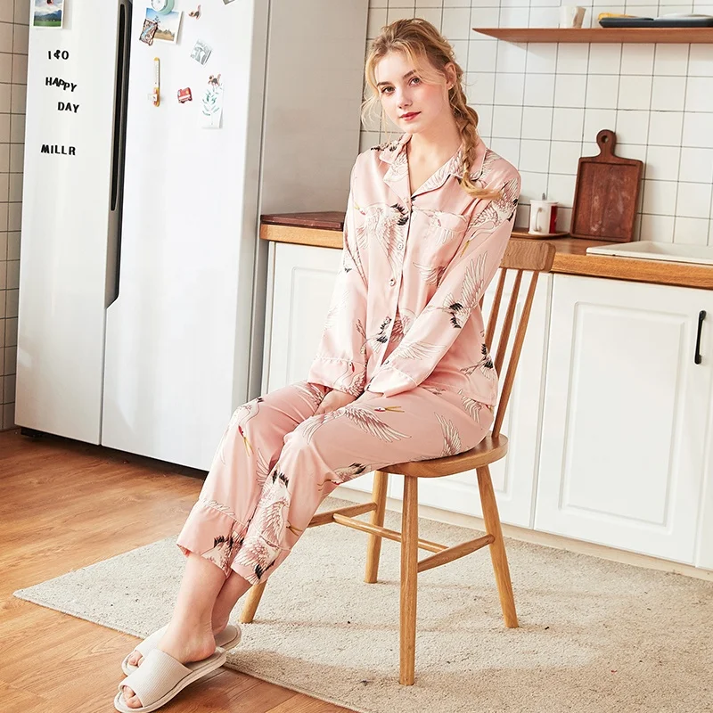 
2021 new design printing pink women v-nake silk pajama 