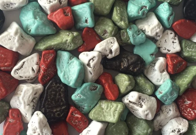 Chinese manufactured high quality stone candy chocolate stone chocolate rocks candy