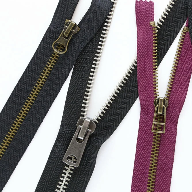 
Длинная цепочка с открытым концом, металлическая молния, логотип на заказ, черные зубцы 