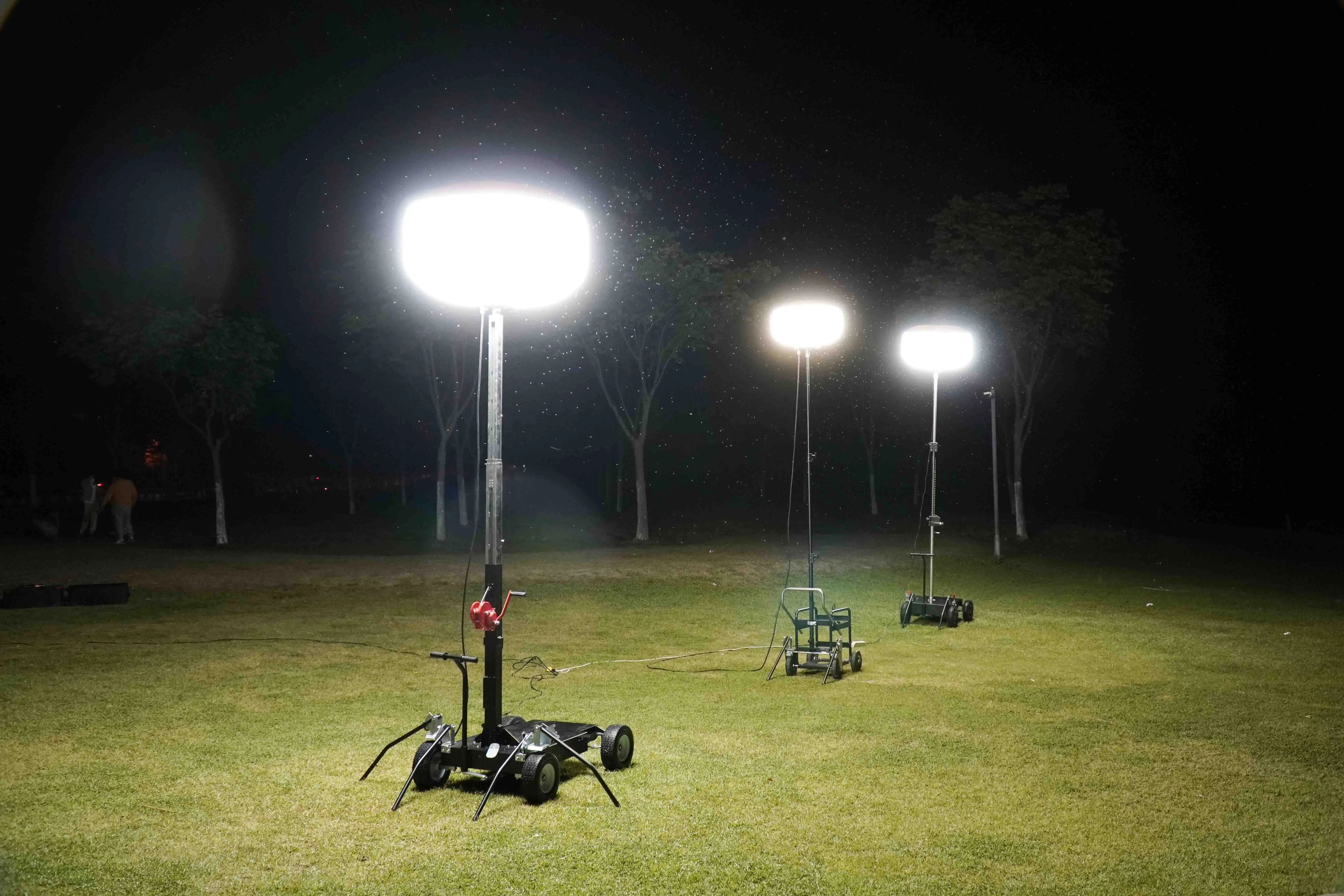 Moonlightia Tripod Series 2000W Industrial Light Tower With Generator Telescopic Light Tower Diesel Stadium Light Tower Price