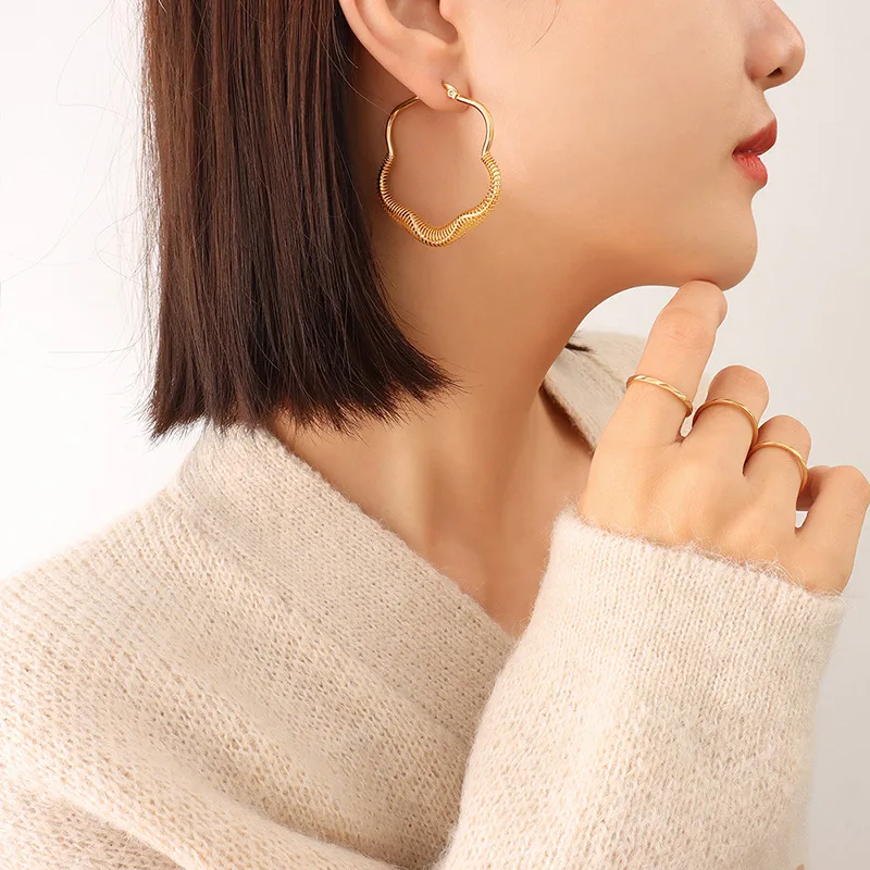 Wholesale Hollow Five Petal Flower Sweet Hoop Earring 18K PVD Gold Plated Stainless Simple Anti Allergic Earrings Cute Girls Gif