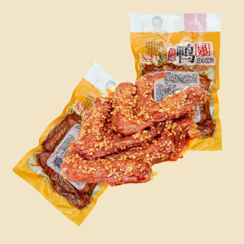 Вкусный готовый к употреблению крылышки с перьями утки пропеллы