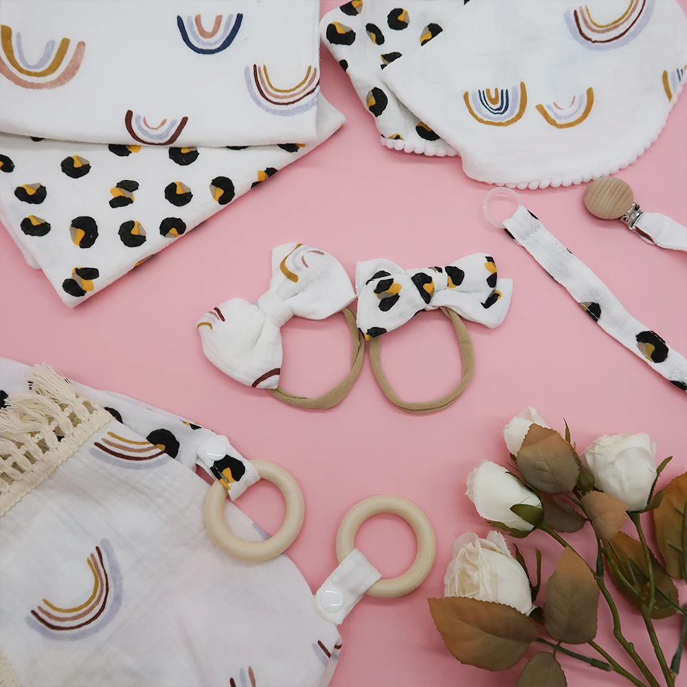 Melikey Custom Newborn Shower Gift Set Baby Bow Cotton Blanket Bib Wood Dummy Clips Kids Bathing Toy Baby Silicone Teether
