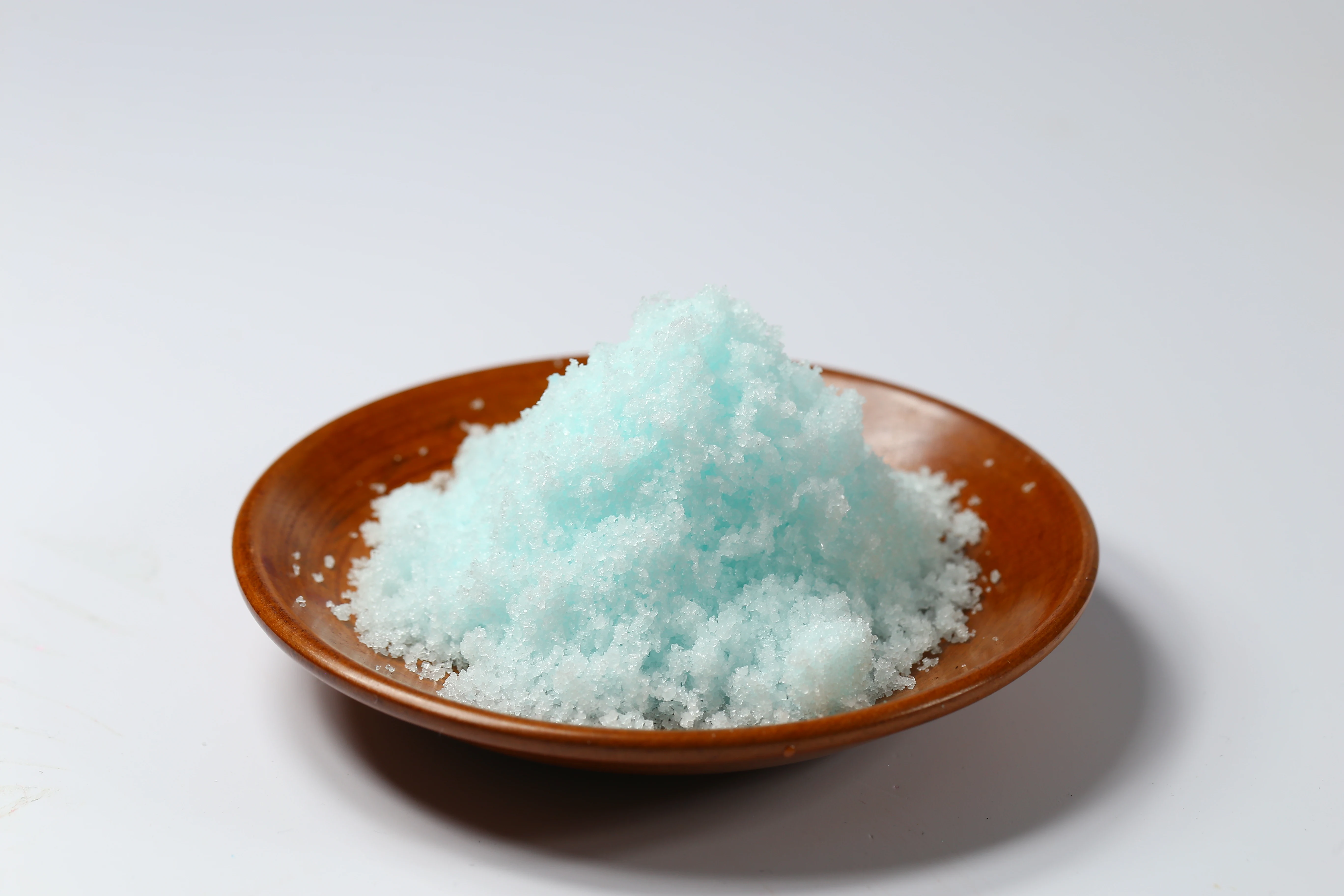 Soluble fertilizer WSNPK Fertilizer 20-20-20+TE fertilizer and water