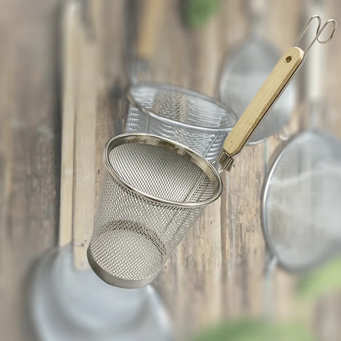Кухонное металлическое сито из нержавеющей стали с деревянной ручкой