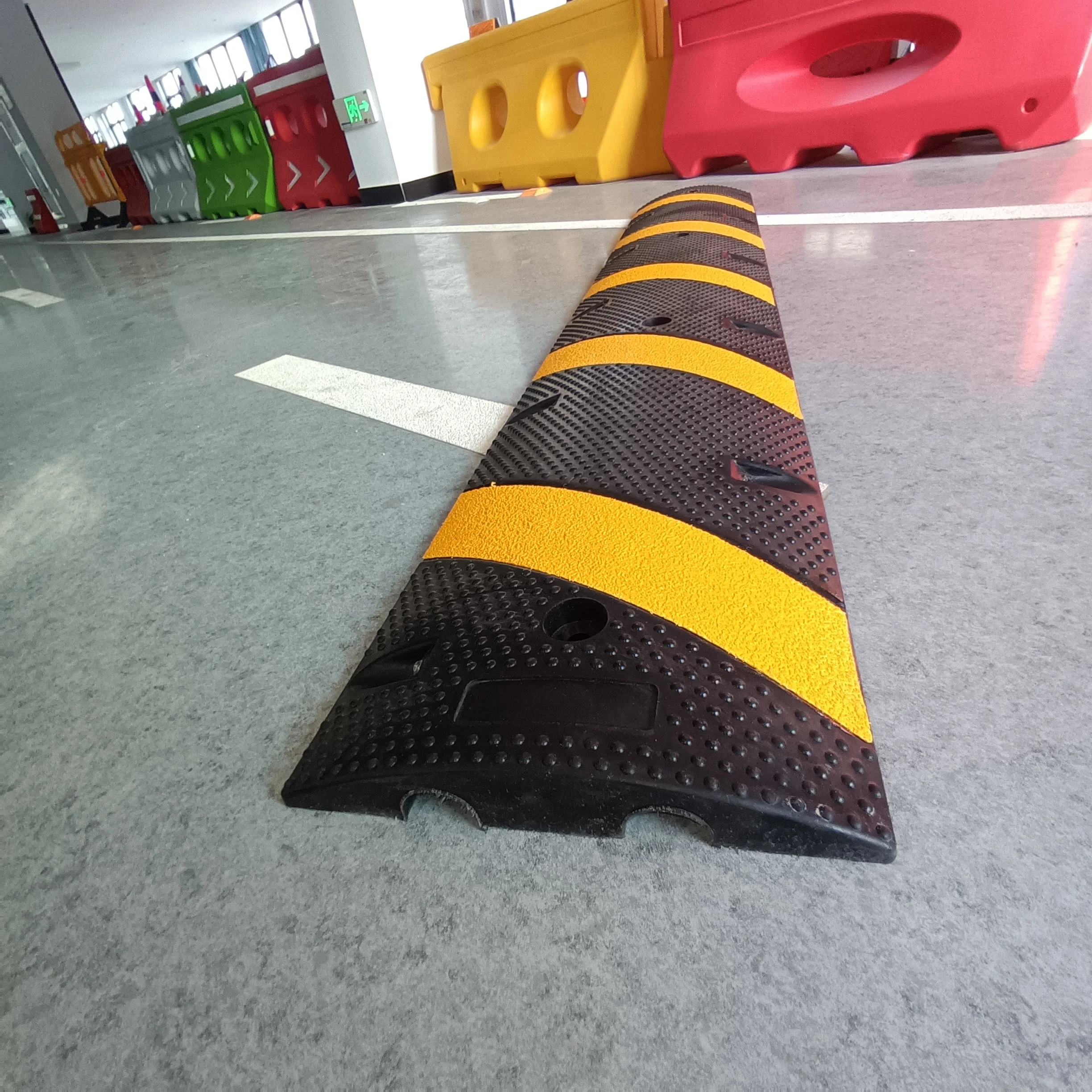 6 ft 72 inch Rubber Speed Hump  22000Lbs Load Capacity Wire Cord Ramp for Asphalt Concrete Gravel Driveway