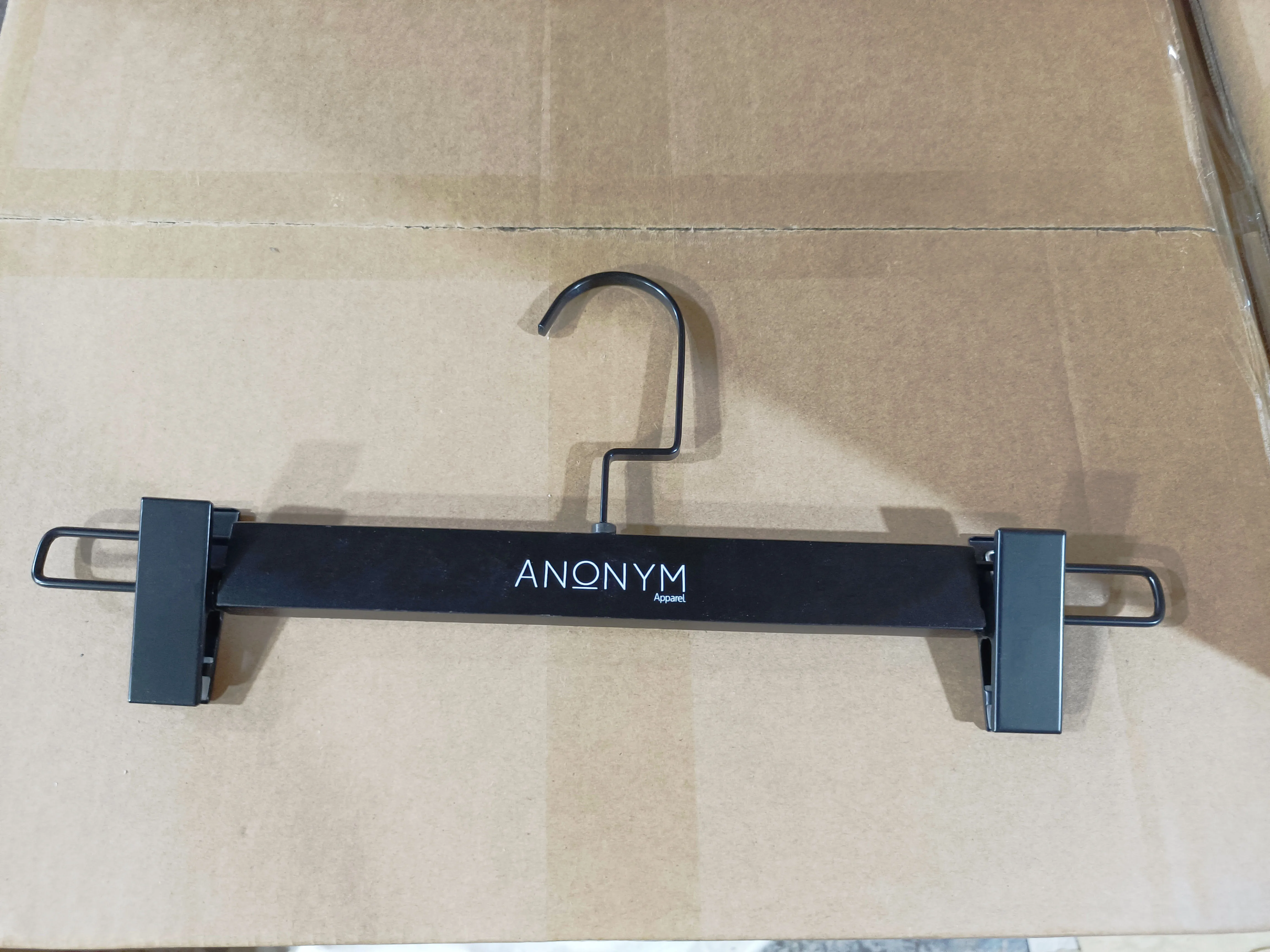 A large number of brands customize the production of logo black solid wood clothing pants rack with hanging clip skirt hanger