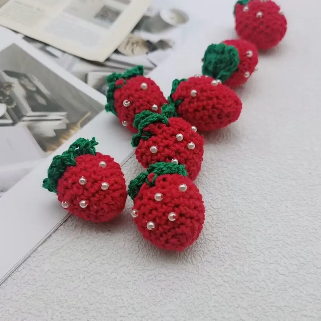 Женский вязаный брелок с клубникой