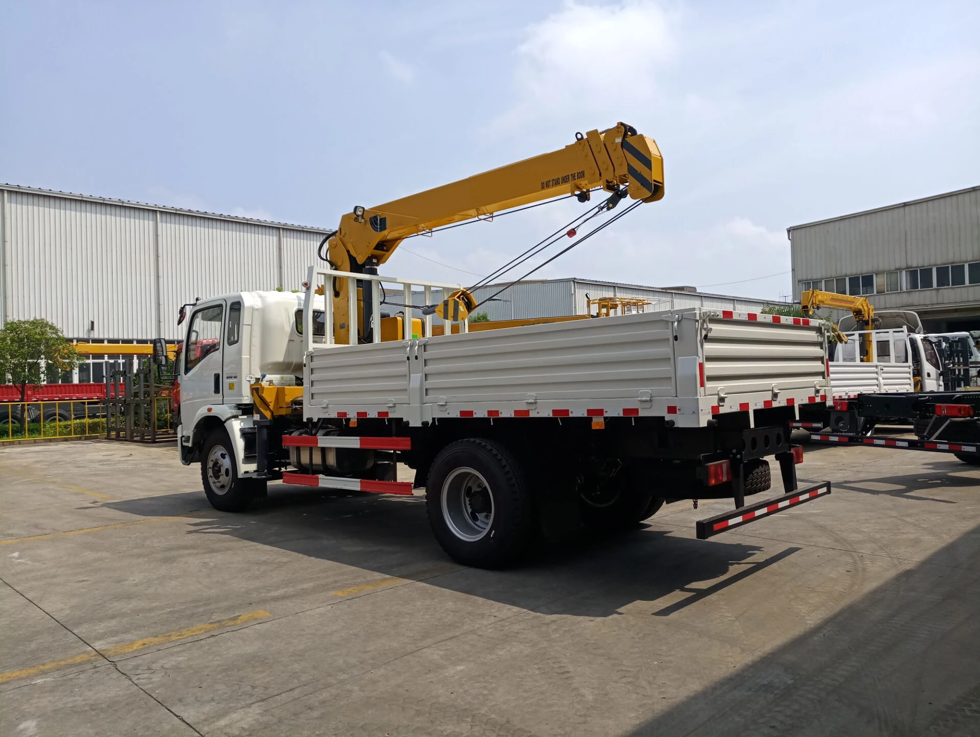 LOW PRICE!! 8 ton electric hydraulic telescopic boom mobile crane truck 5ton camion grua 8tons crane truck