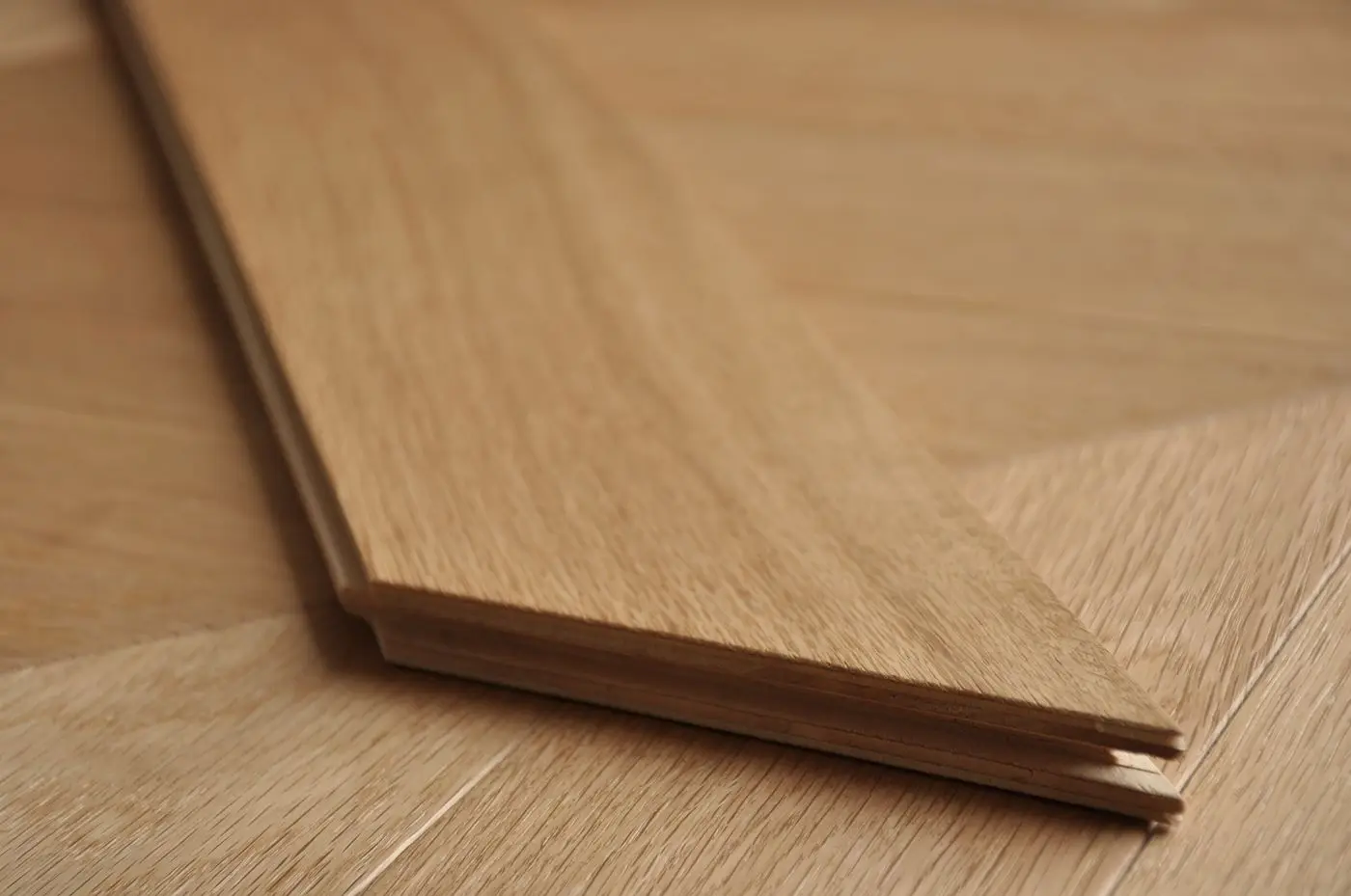 Hot selling European oak engineered wood flooring fish bone chevron style 45 degree herringbone parquet flooring