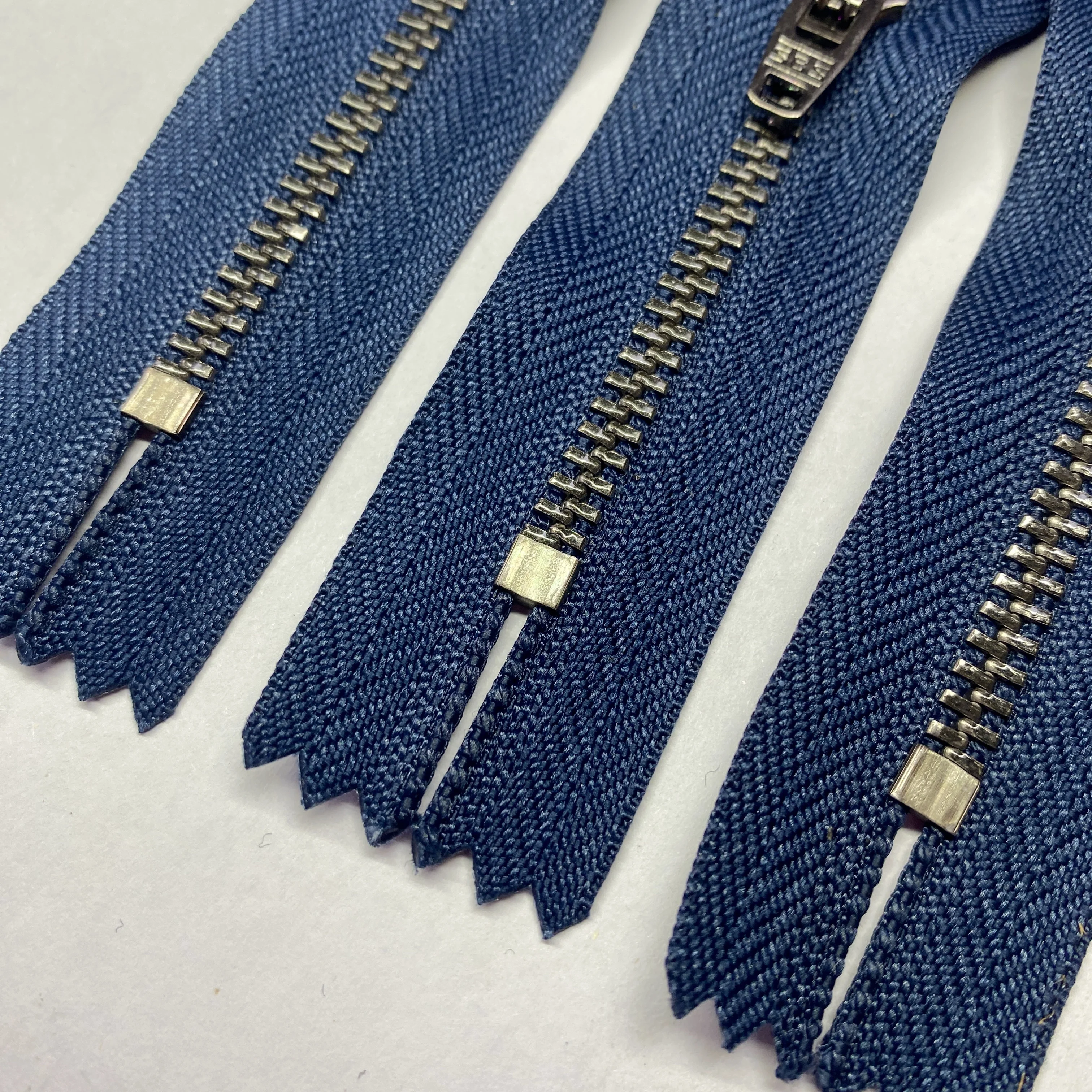 3# 4# Ss Zip Semi Auto Lock Jeans Zippers Antique Silver Zipper Close End with Yg Slider Metal for Pants Clothes Stainless Steel