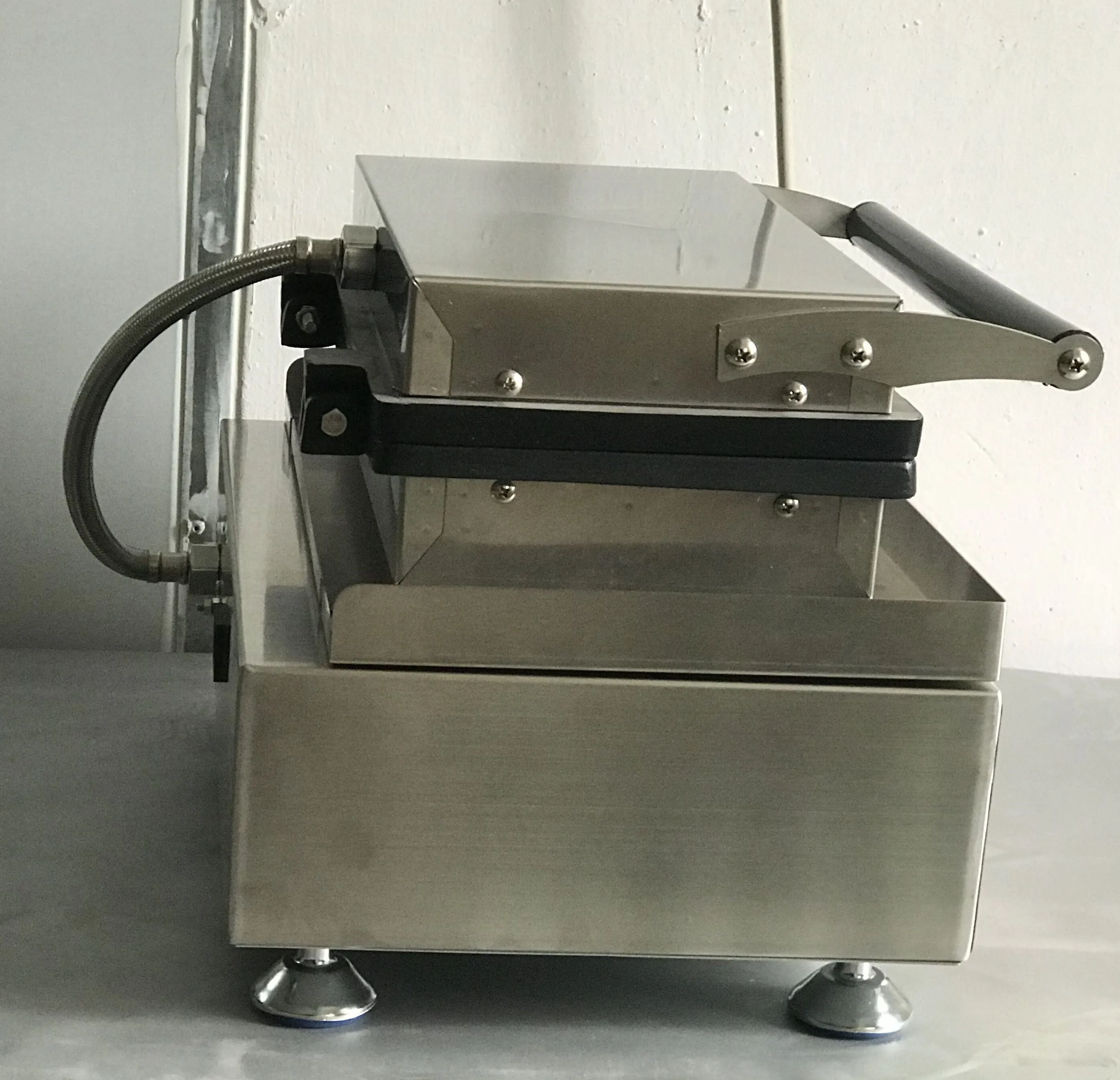 
Free Shipping Commercial Non-stick 4pcs D-Cake Penis Waffle Maker 110v 220v Electric Waffles On a Stick Machine Baker Iron Pan 