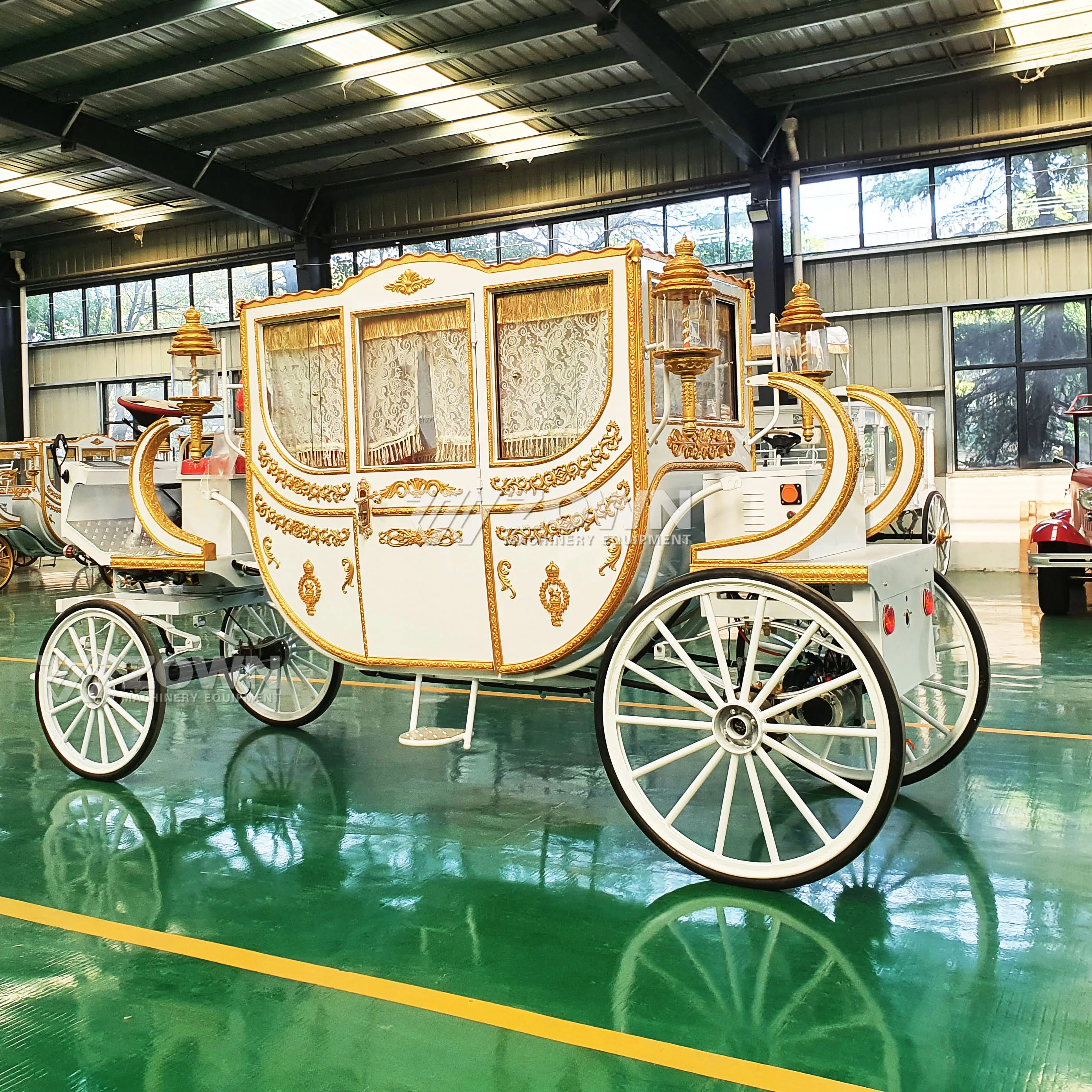 Horse carriage Victoria Luxury royal with led light Life-size Horse carriage royal Sightseeing in the royal carriage