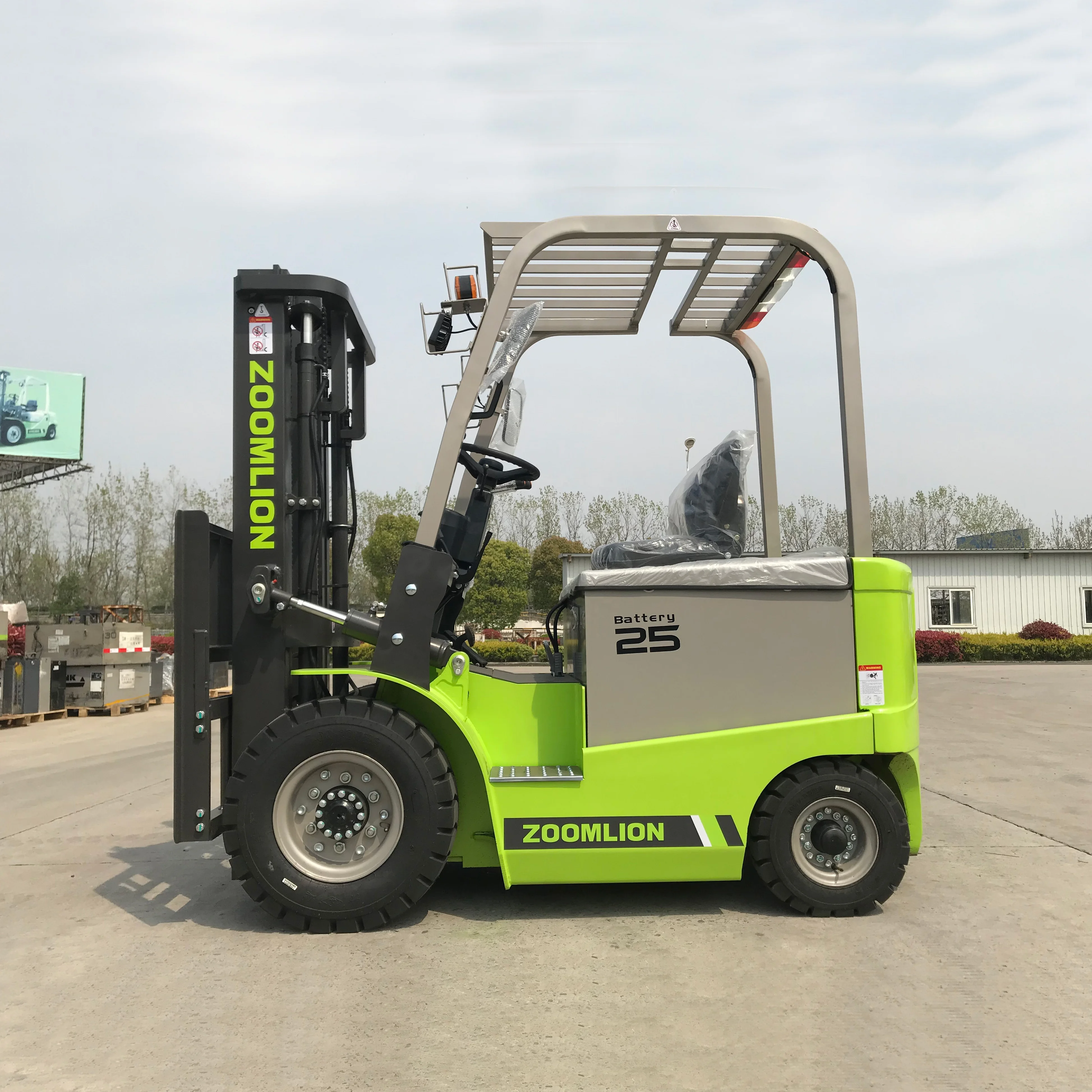 New design 2.5 tonne electric battery forklift truck