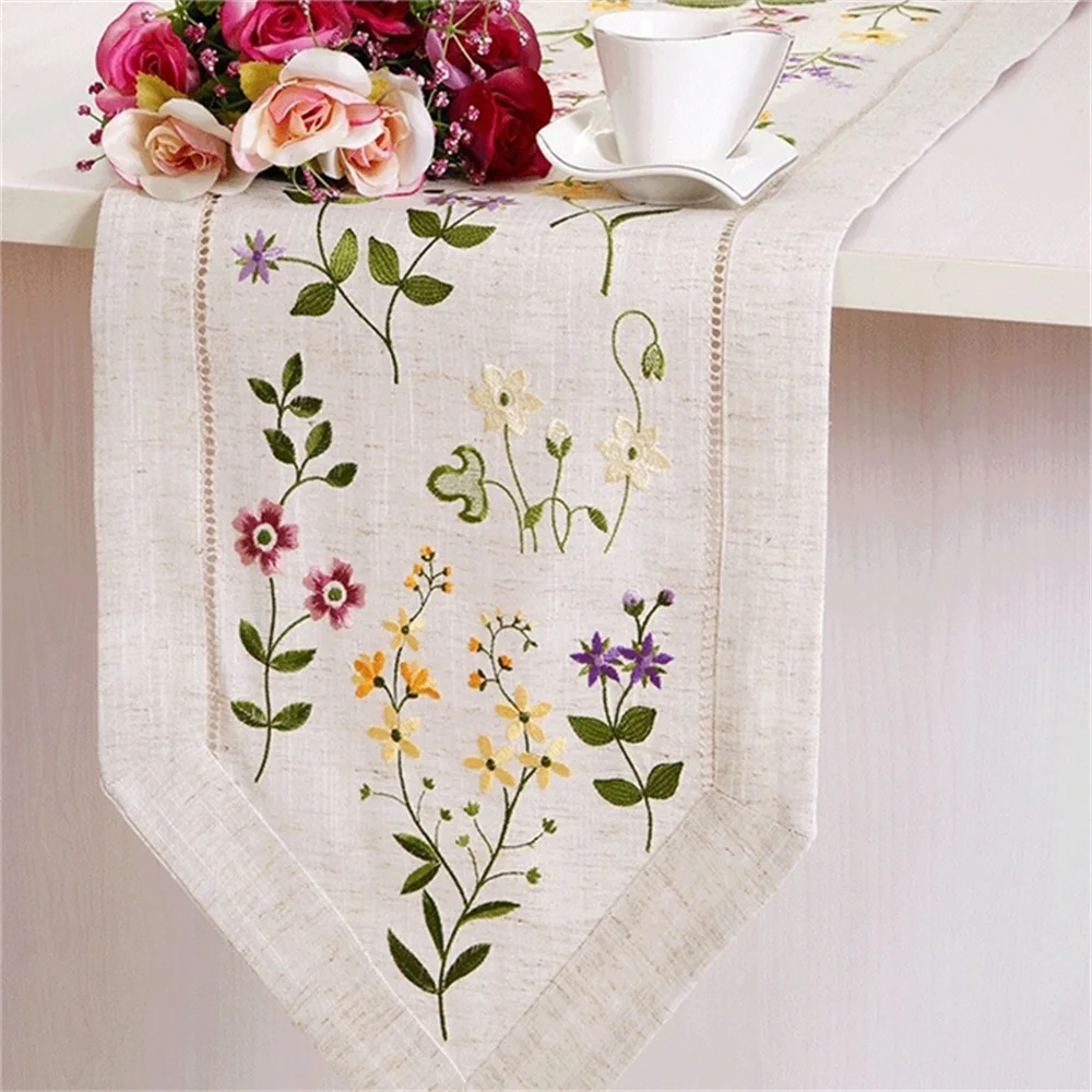 Factory cheap 100% polyester christmas embroidered lace table tablecloth