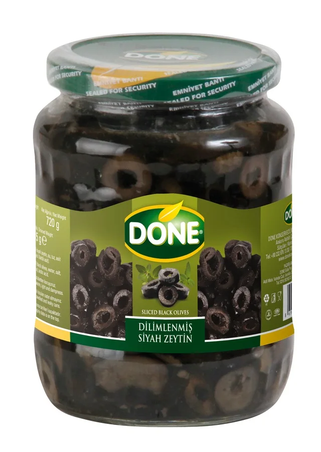 Готовые черные и зеленые оливки нарезанные