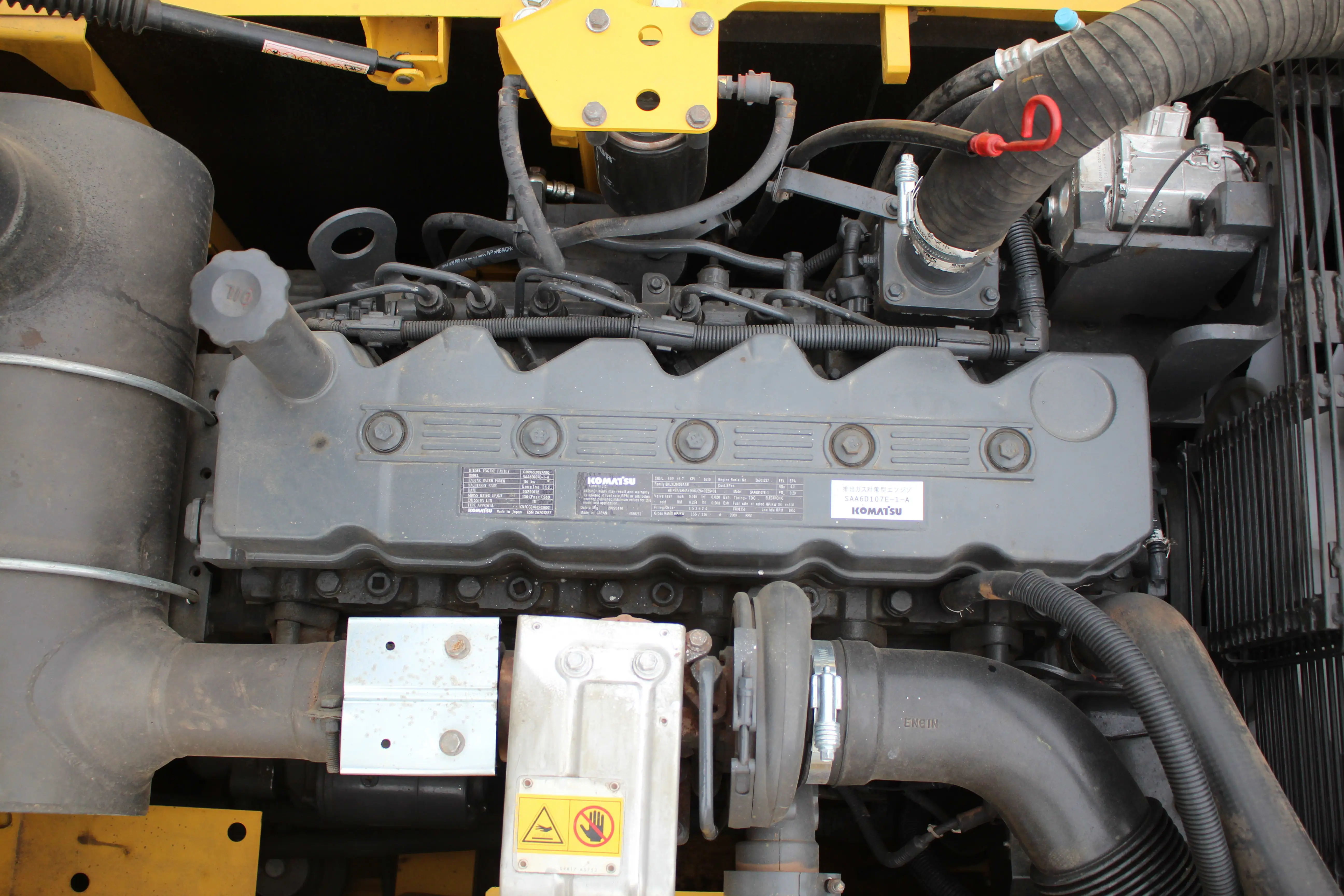 Sell best price komatsu pc200 in good condition and low hours machine second hand komatsu pc200