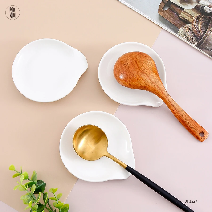 White simple porcelain pot clip kitchen spoon holder custom spoon rest ceramic for kitchen