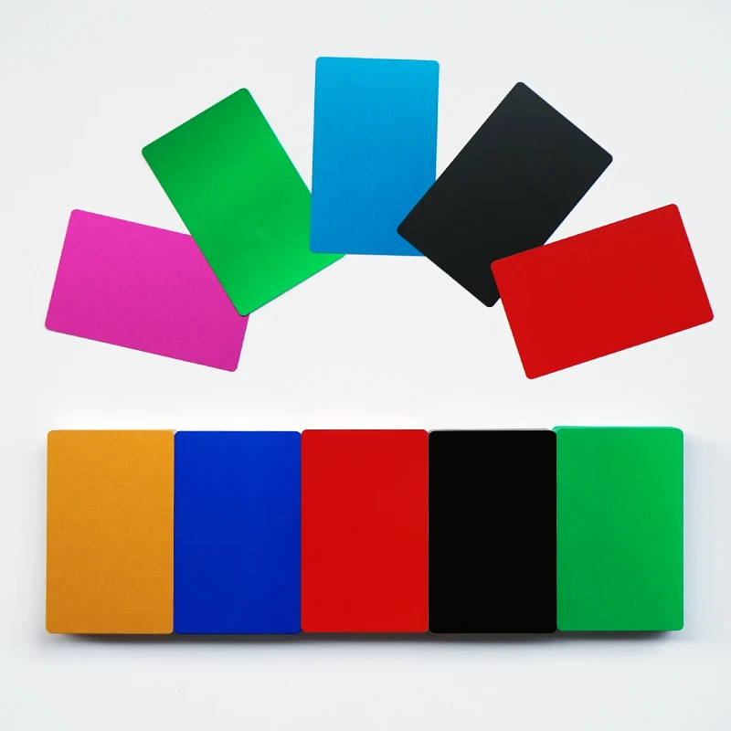 Оптовая продажа 0 22 мм анодированная алюминиевая визитная подарочная карта на заказ напечатанная пустая пластиковая бирка с лазерной гравировкой Золотой логотип Кредитная модель