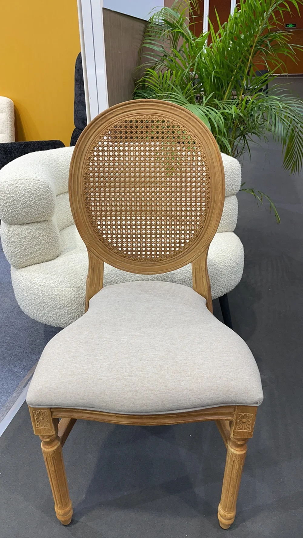 Factory Manufacturer PP Resin Plastic and Wood Texture Royal King Wedding Dining Banquet Chair