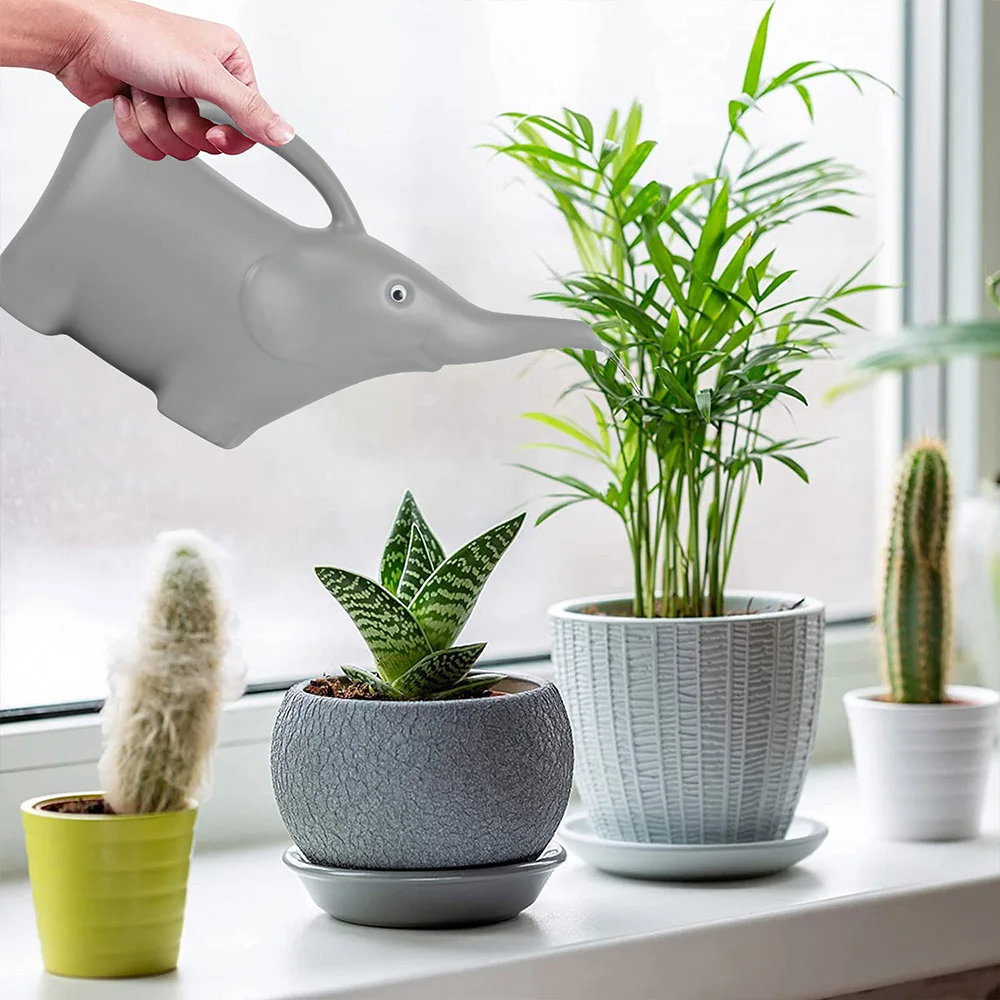 Симпатичная пластиковая мини-банка для полива сада в форме слона 0,9 л