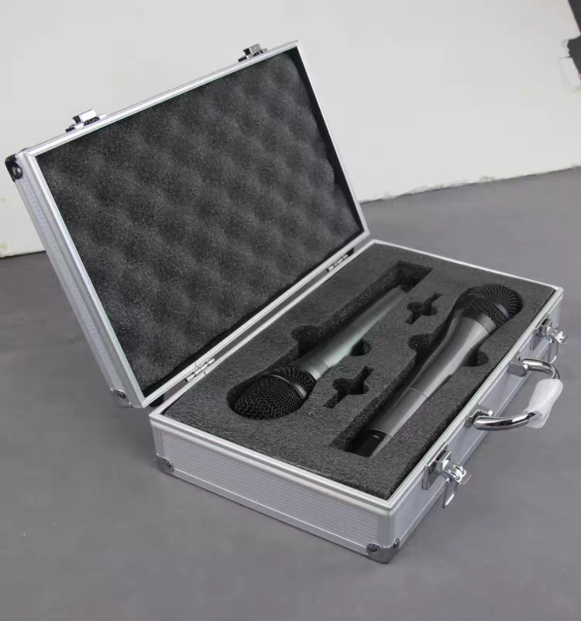 Customizable handheld aluminum alloy microphone case can accommodate 2-8 microphones
