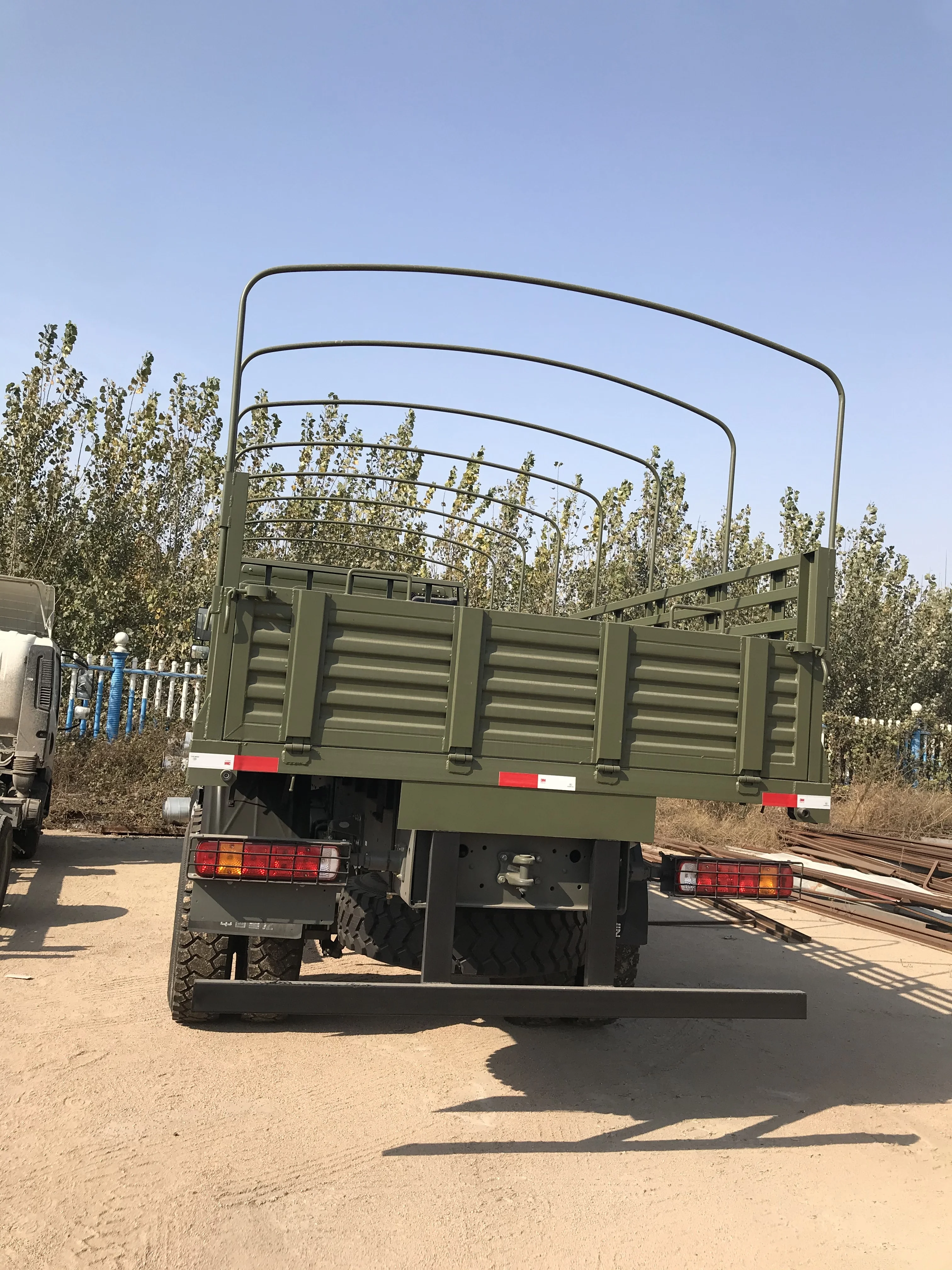 Single Big Tire 14.00R20 4X4 Off Road Cargo Truck Chassis