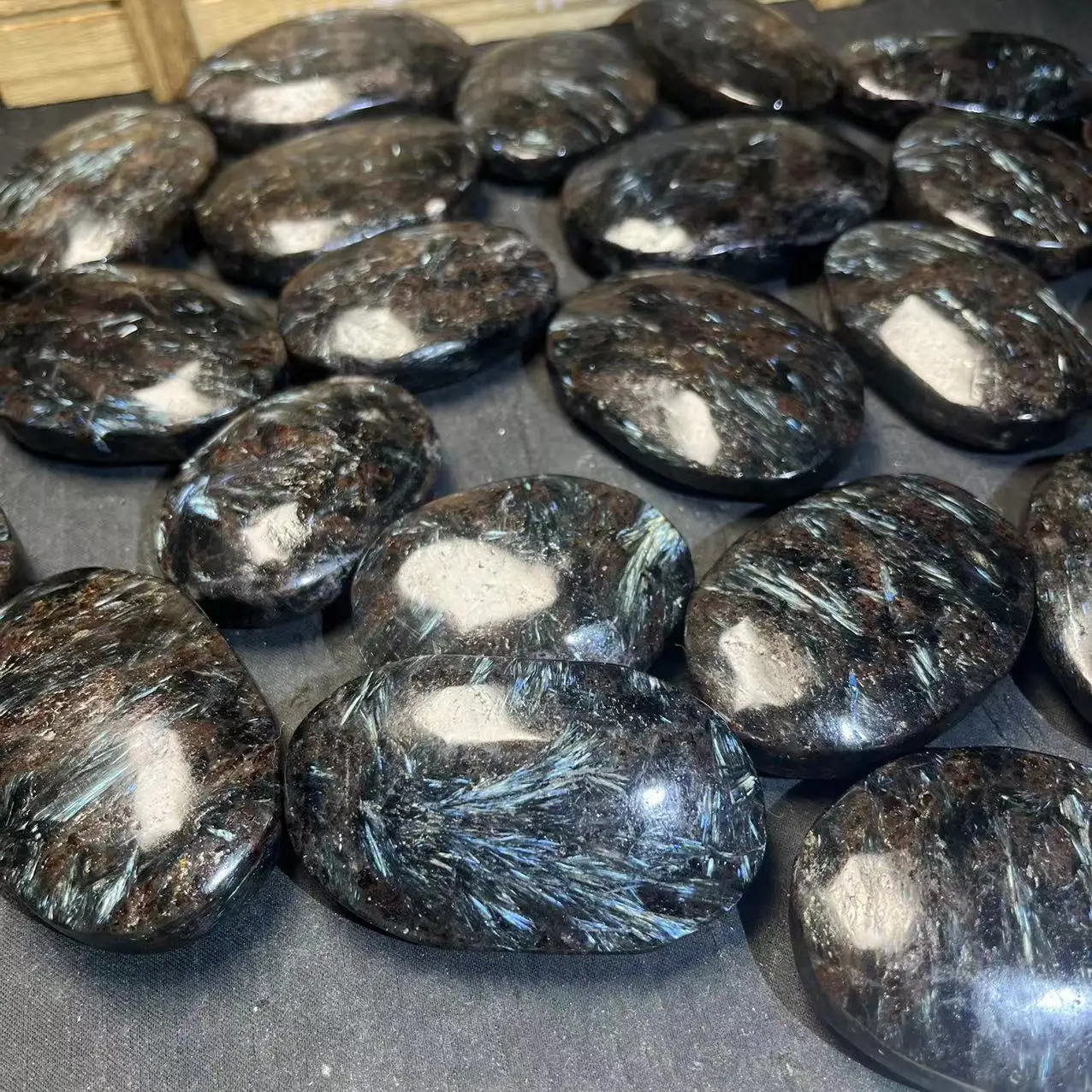 Wholesale Astrophyllite Healing Stones Natural Arfvedsonite Fireworks Stone Crystal Palm Stone  For Gift