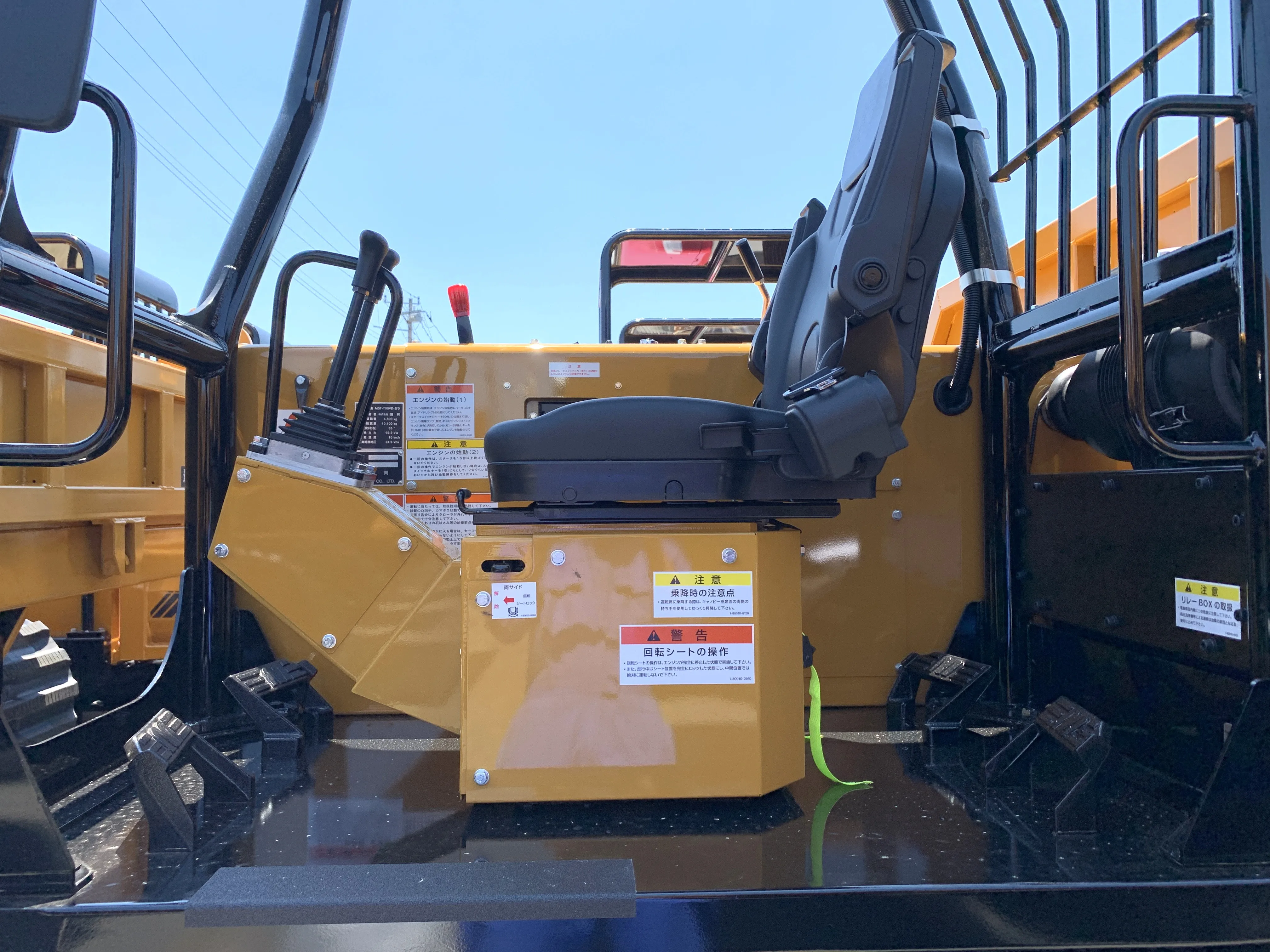 MST 700VD Rubber Track Crawler
