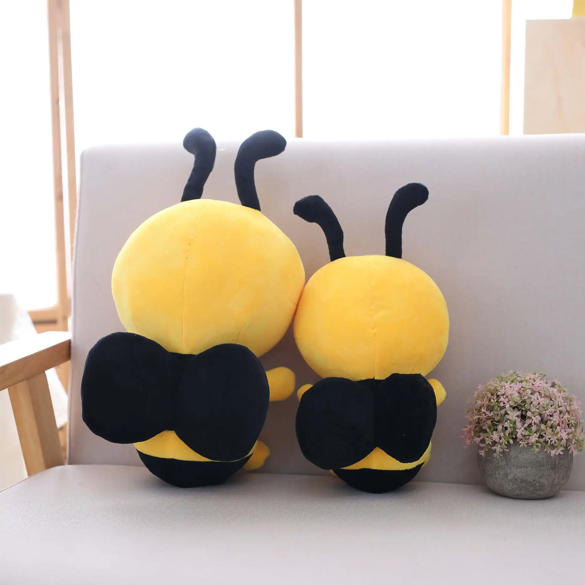 Link Brand Cute Little Bee Pillow Kindergarten Holiday Event Gift Plush Doll