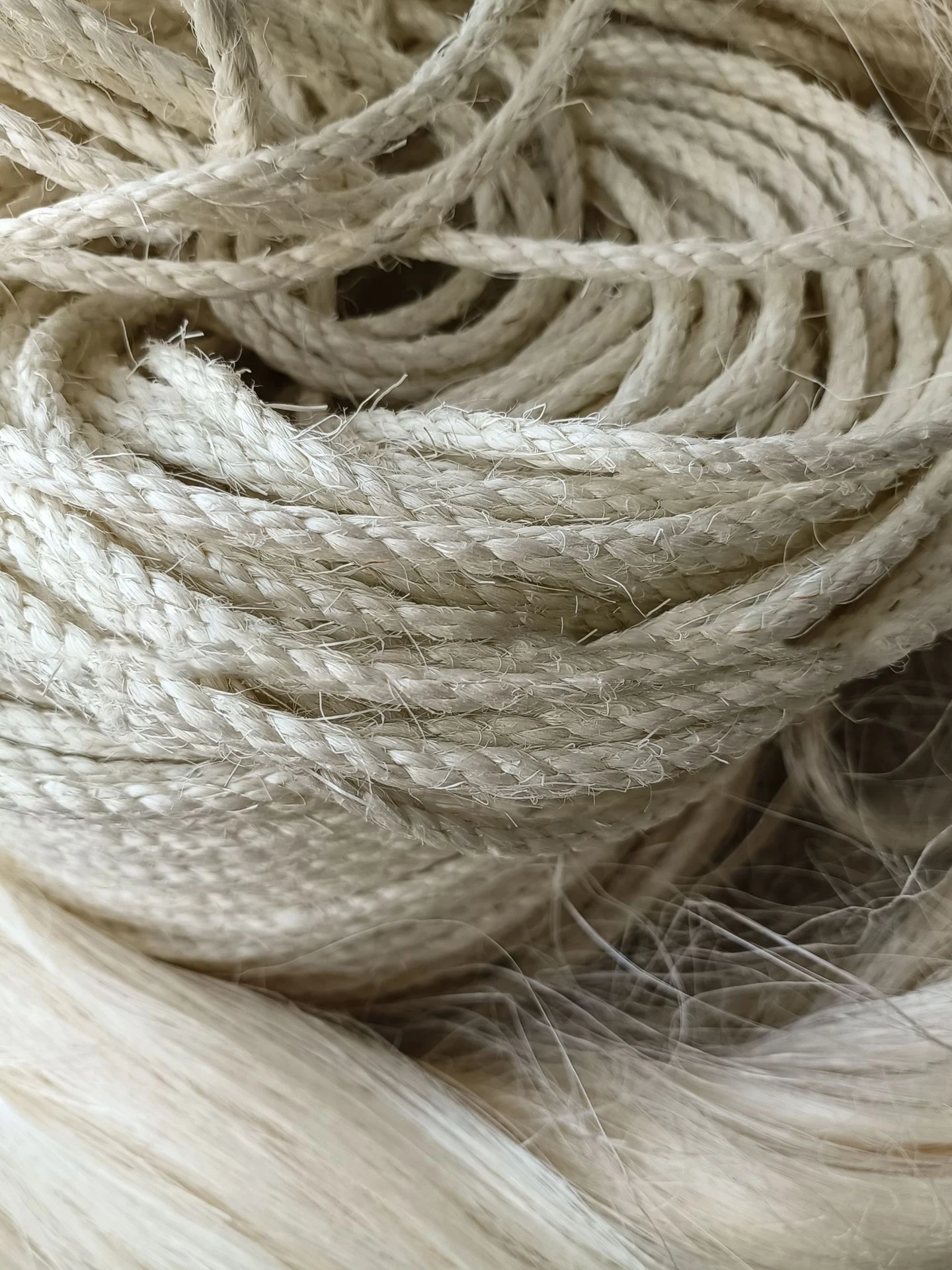 Natural sisal rope for craft decoration, building materials, marine cables