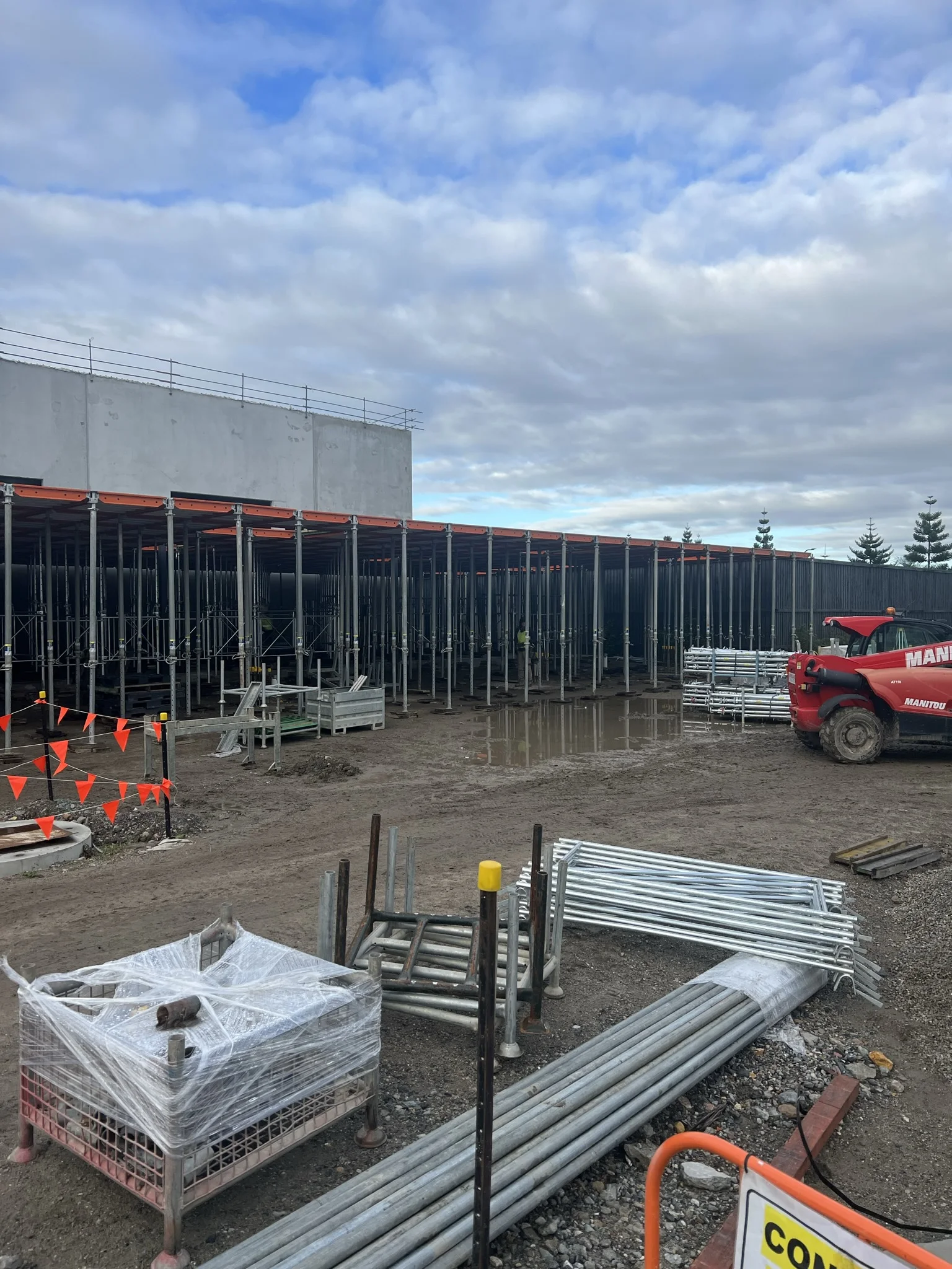 Slab Formwork with early stripping mechanism