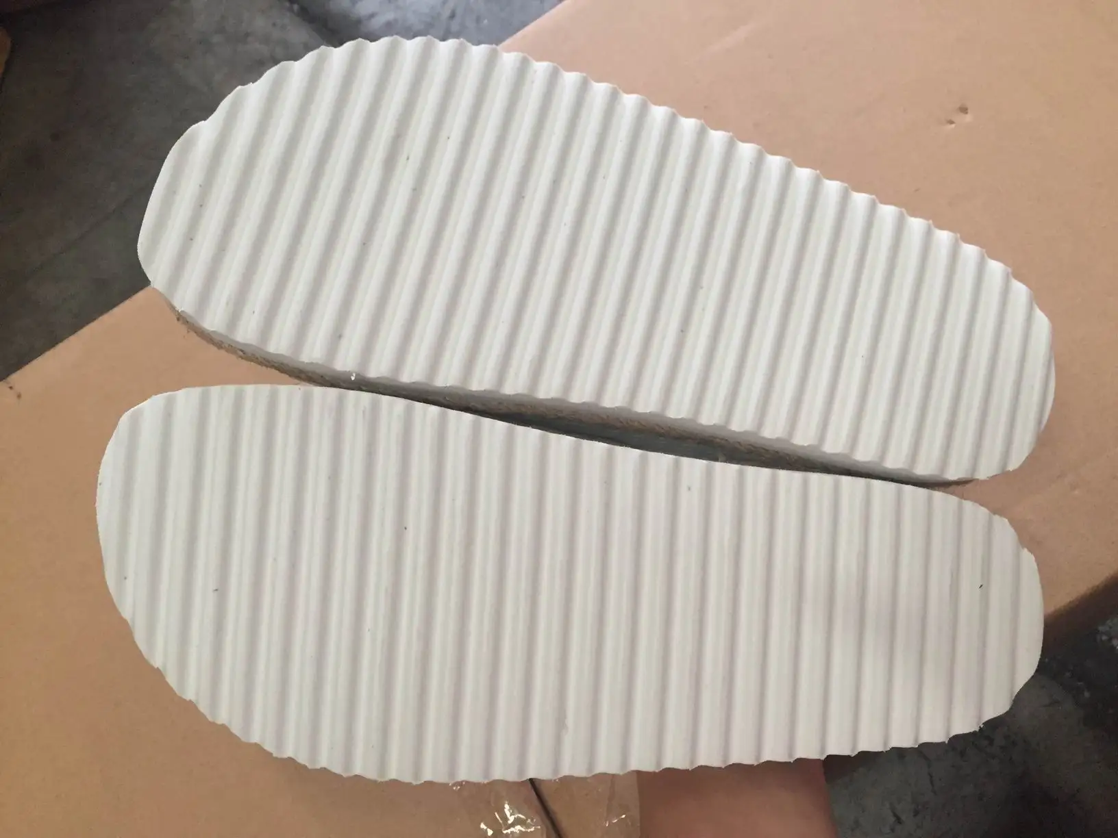 Product inspection and quality control of White slippers in zhejiang