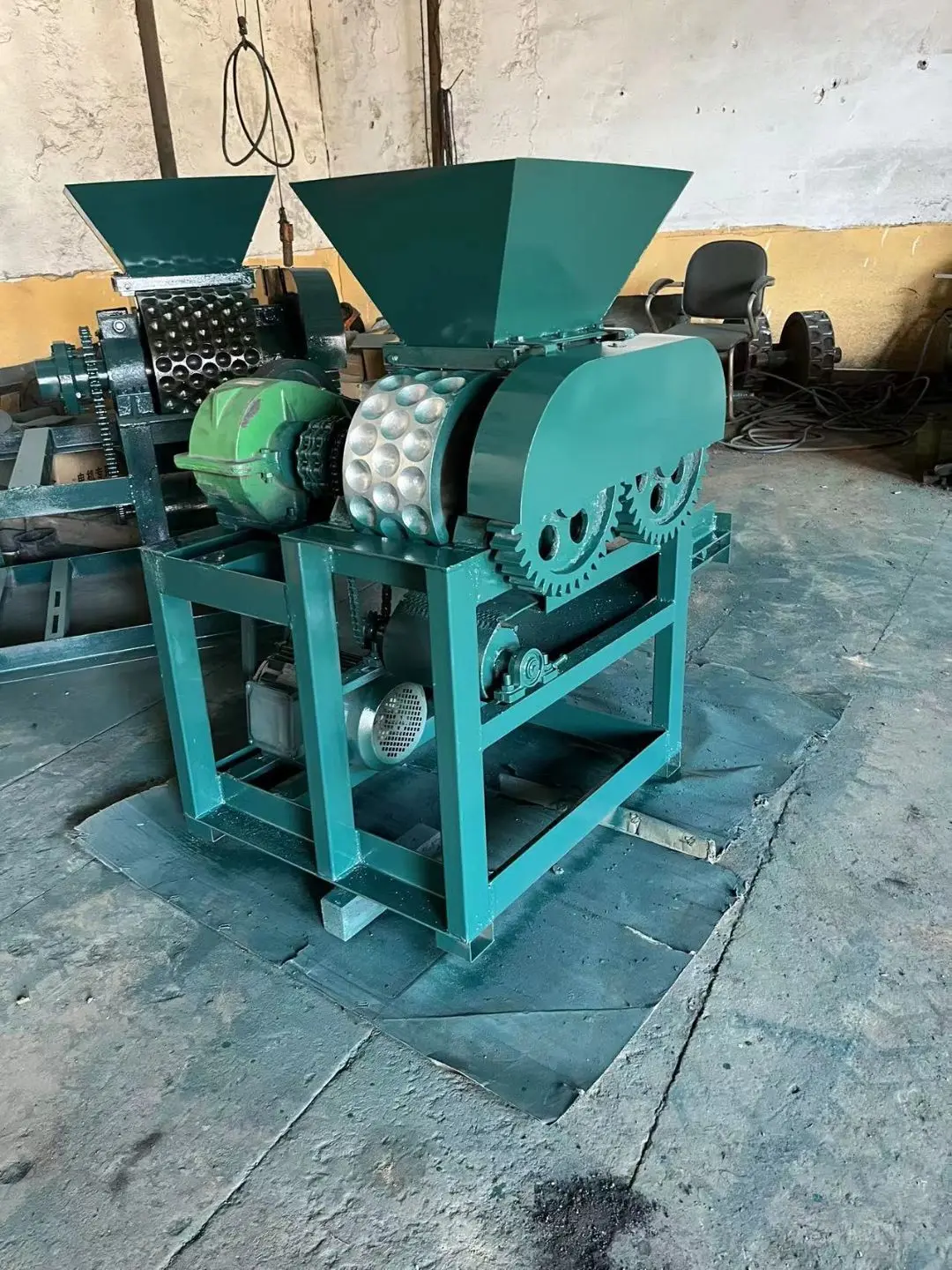 BBQ Charcoal briquette making machine / coal powder ball press machine / charcoal ball press machine