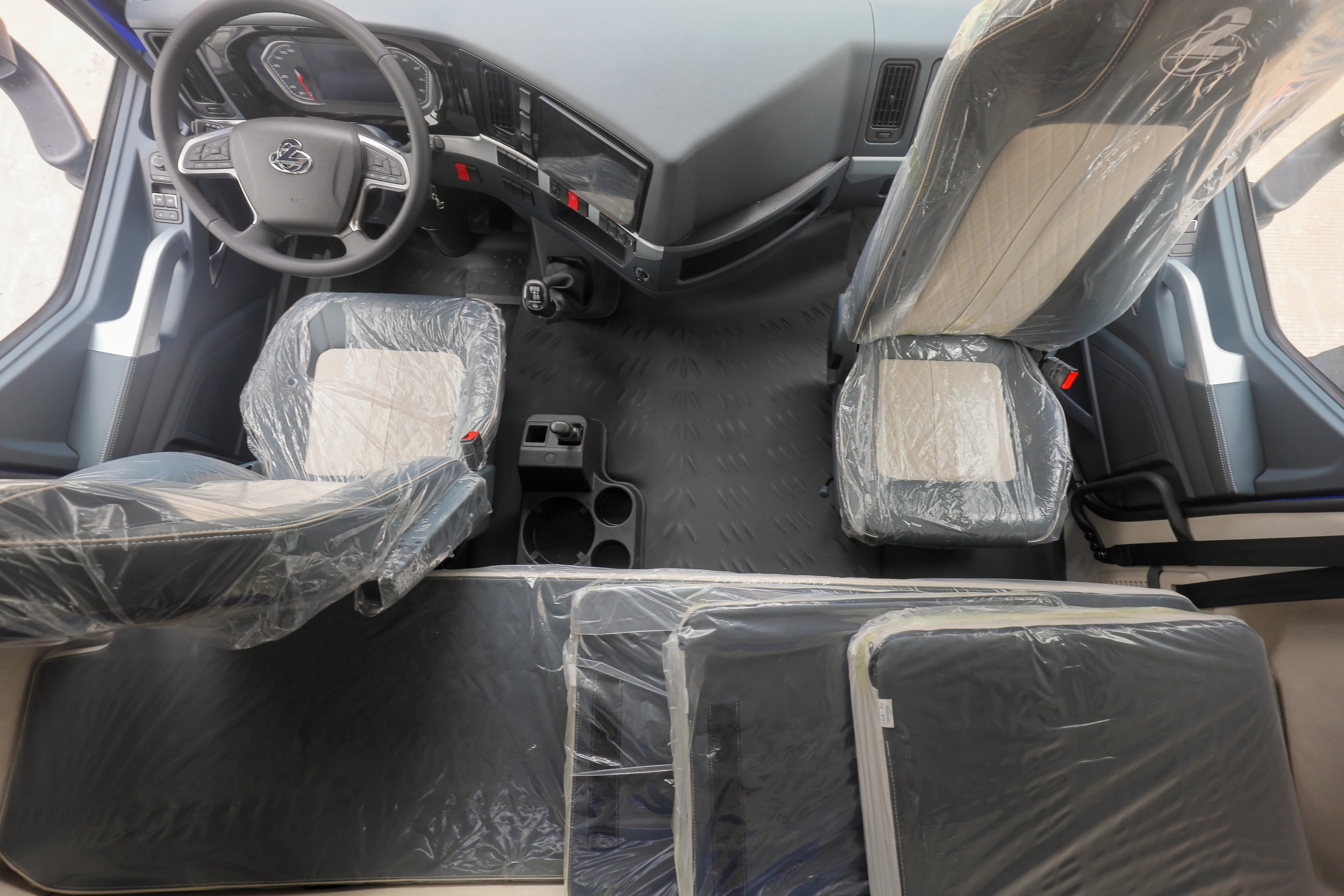 Dongfeng Liuzhou Chenglong H5 270HP 4*2 New 9.7m Diesel Van Truck Automatic Left-Steering Euro 5 Emission Standard Fast Powerful