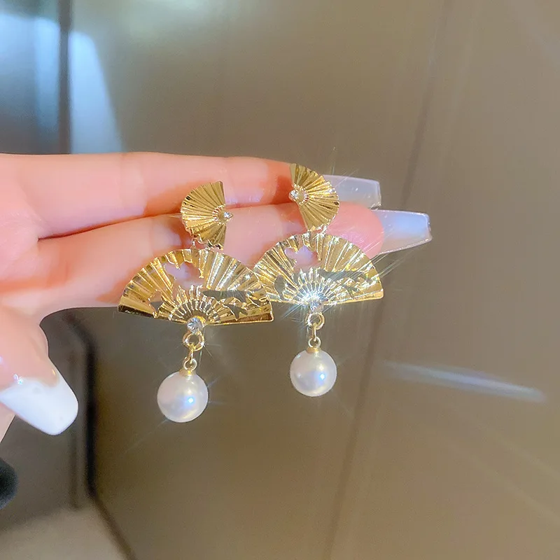 DAIHE 2024 New Unique Design Chinese Style Fan Studded Pearl Pendant Earrings For Women