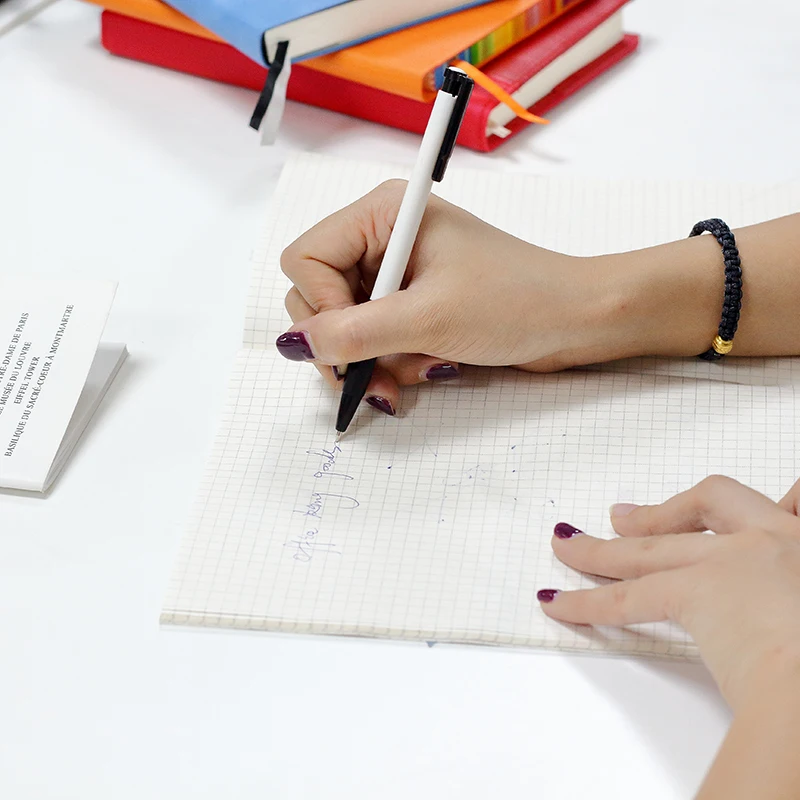 Rolling ballpoint pen that supports refill replacement and reuse, customized packaging and pen logo can be customized