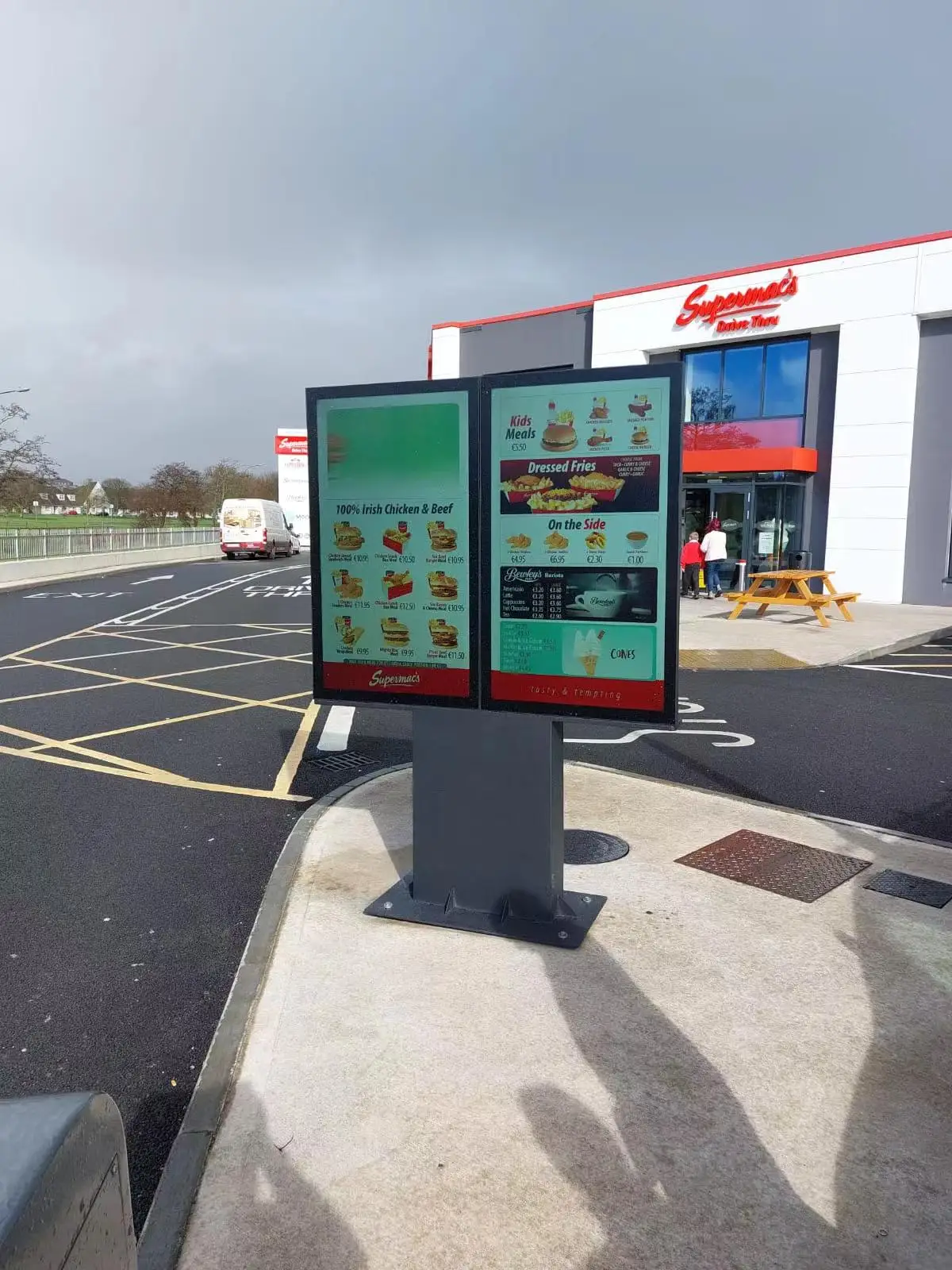 55 65 75 Inch IP66 Dual Screen Waterproof Outdoor Drive-thru Ordering Machine Restaurant Menu Drive-Thru Kiosk